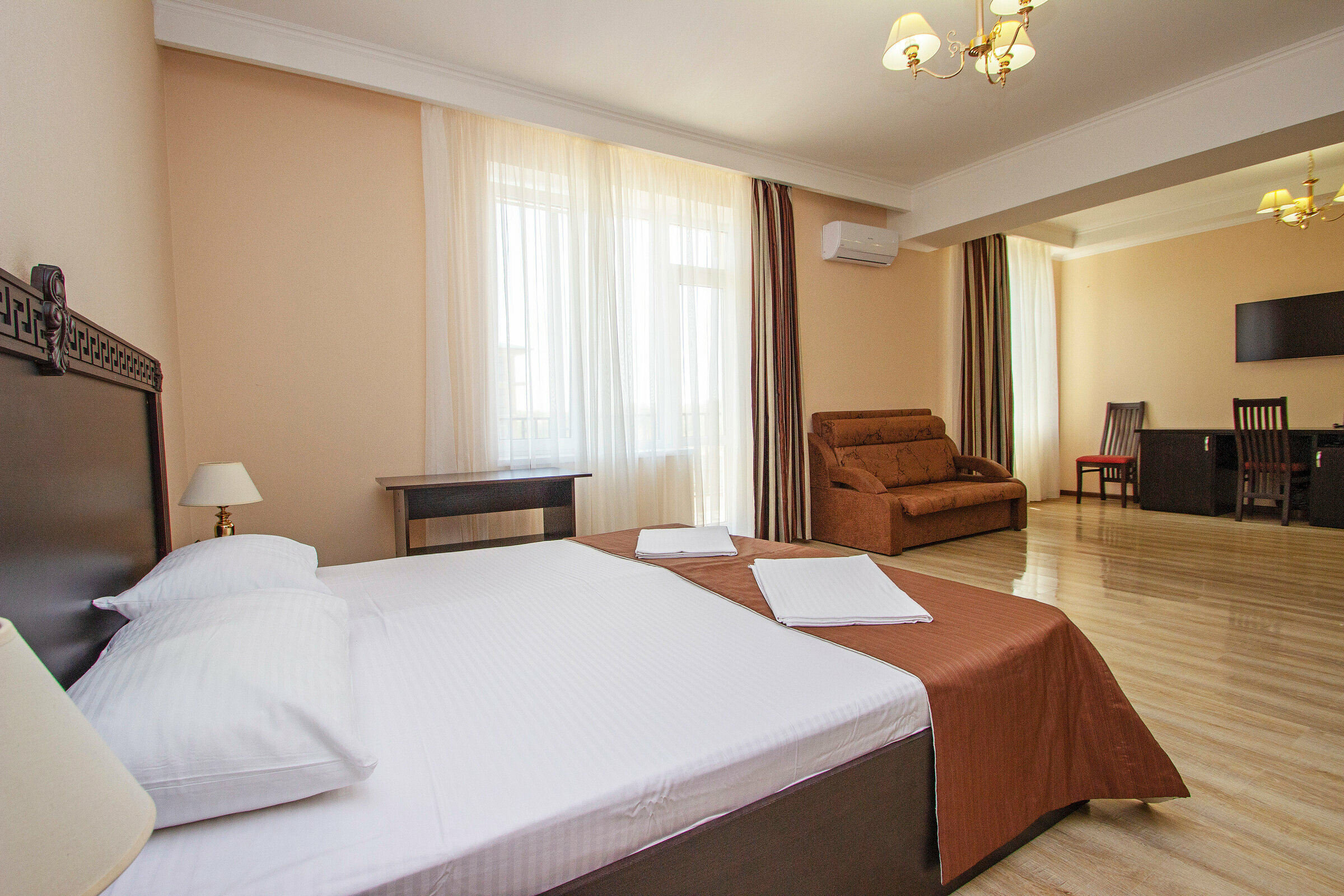 Семейный номер с боковым видом на море