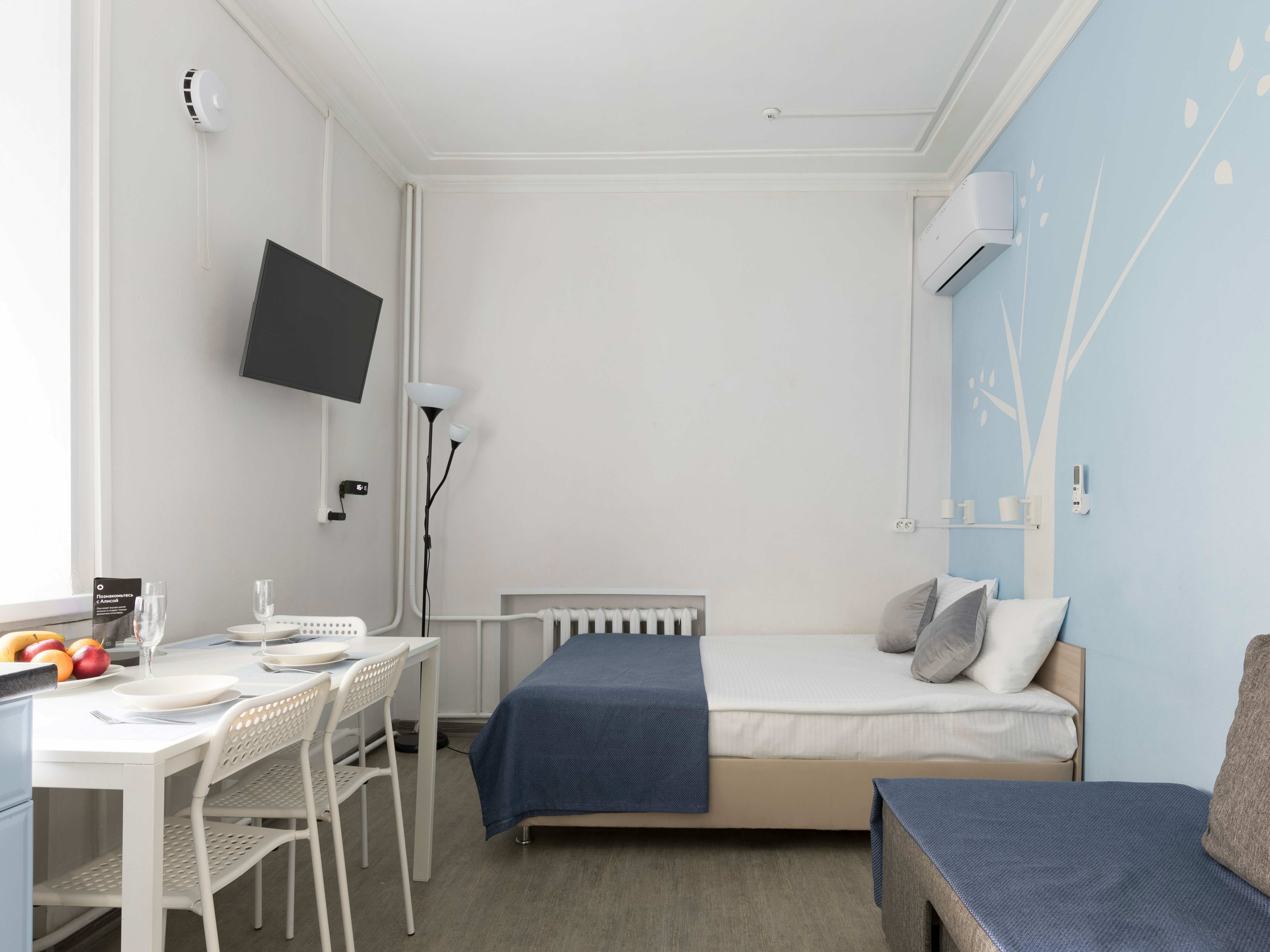 Четырехместный бизнес люкс с большой кроватью и диваном