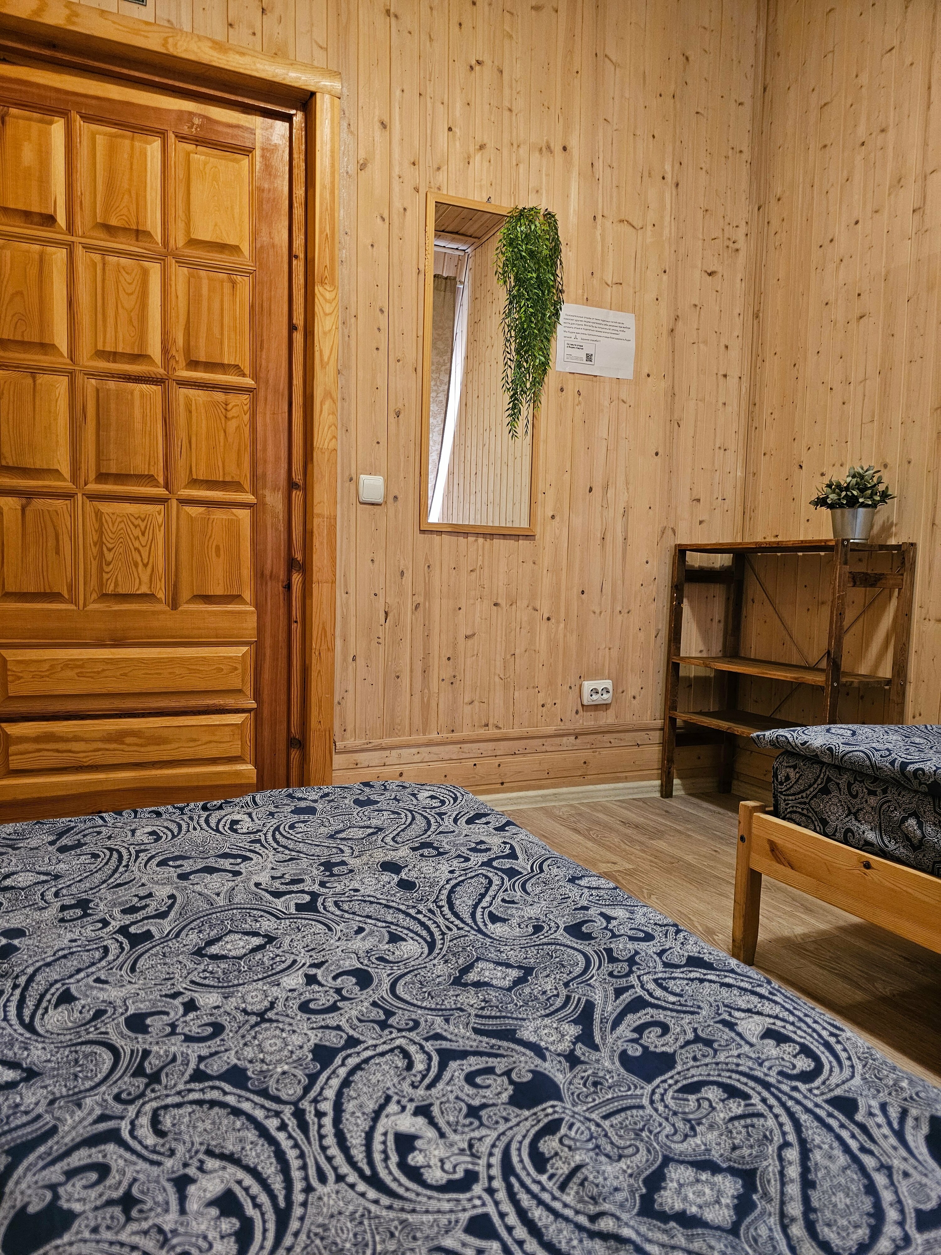 Стандартный двухместный номер с 2 отдельными кроватями и общей ванной комнатой