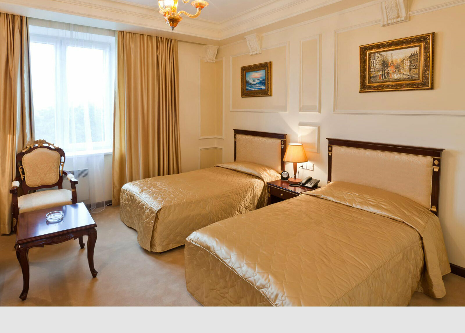 Двухместный номер с 2 отдельными кроватями и боковым видом на море