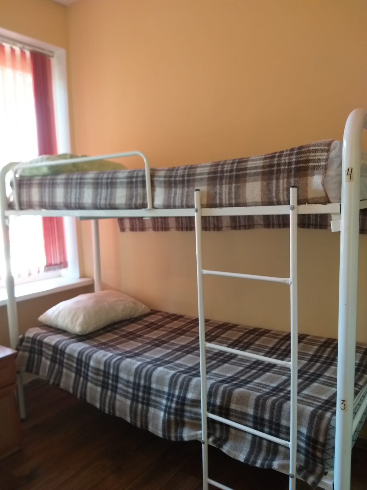 Спальное место на двухъярусной кровати в общем номере для мужчин