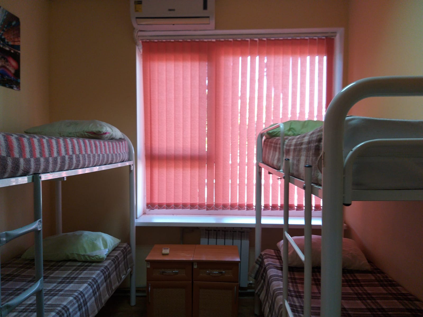 Спальное место на двухъярусной кровати в общем номере для женщин