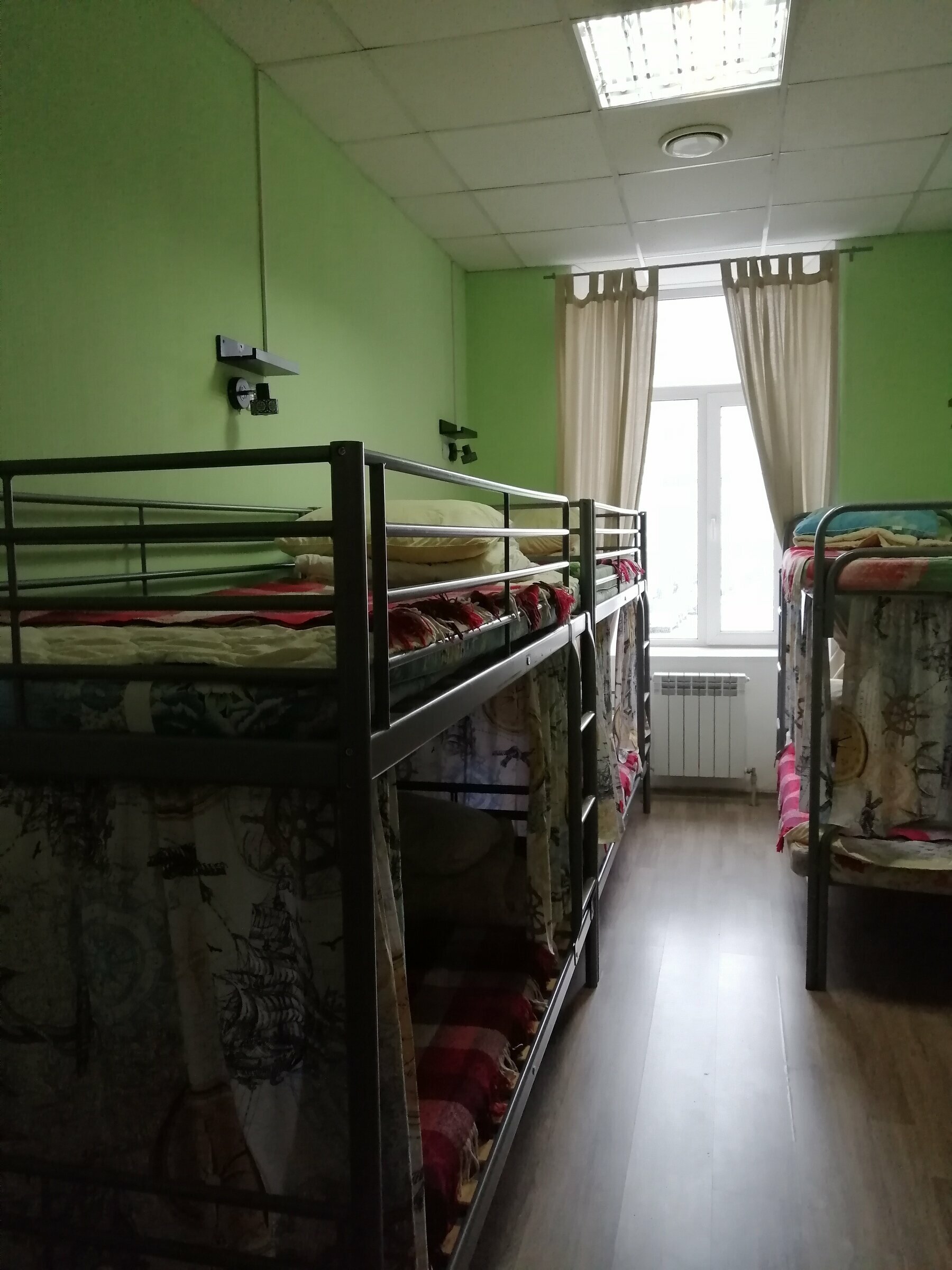 Спальное место на двухъярусной кровати в общем номере для женщин