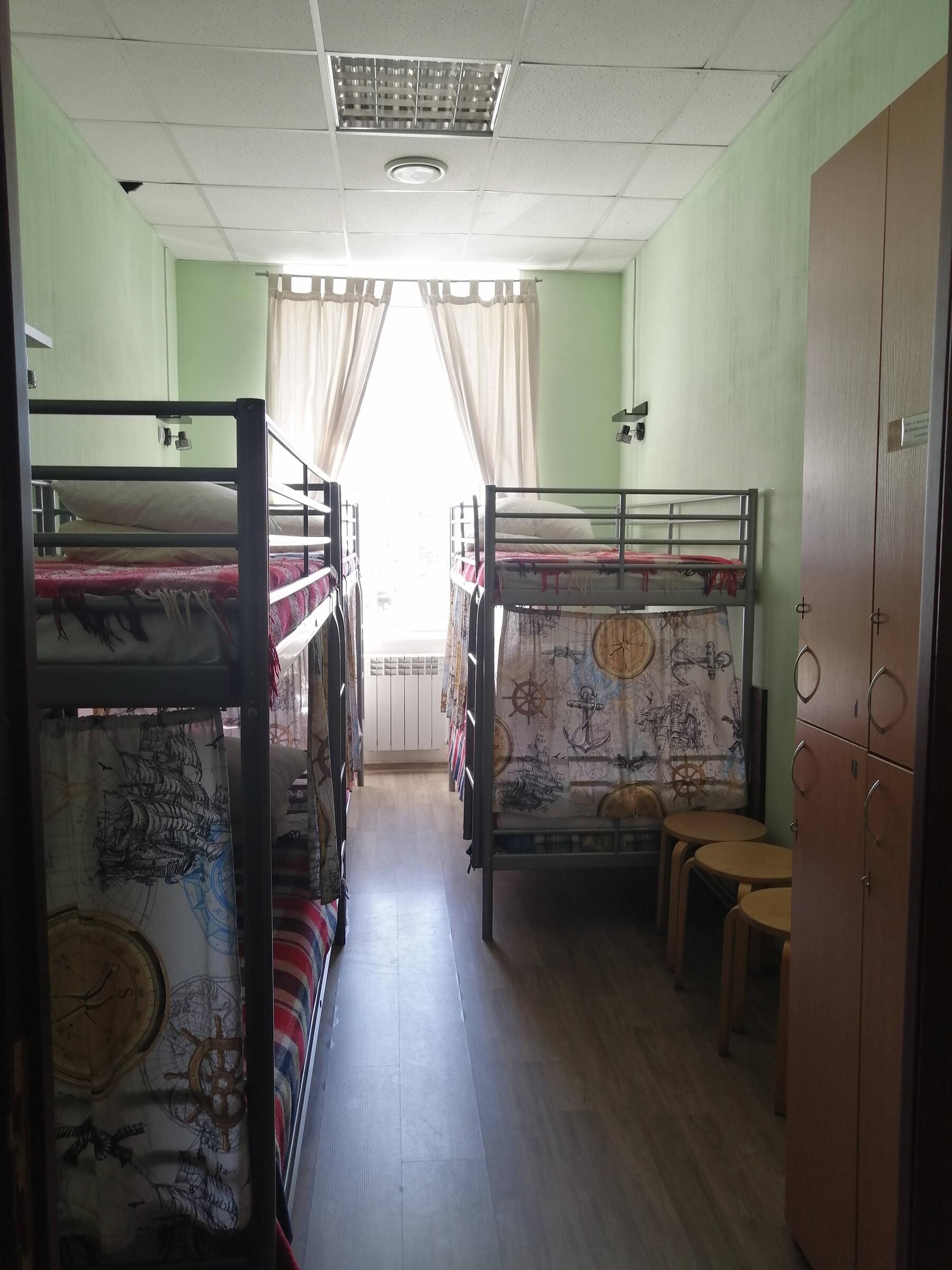 Кровать в общем номере для мужчин с 4 кроватями