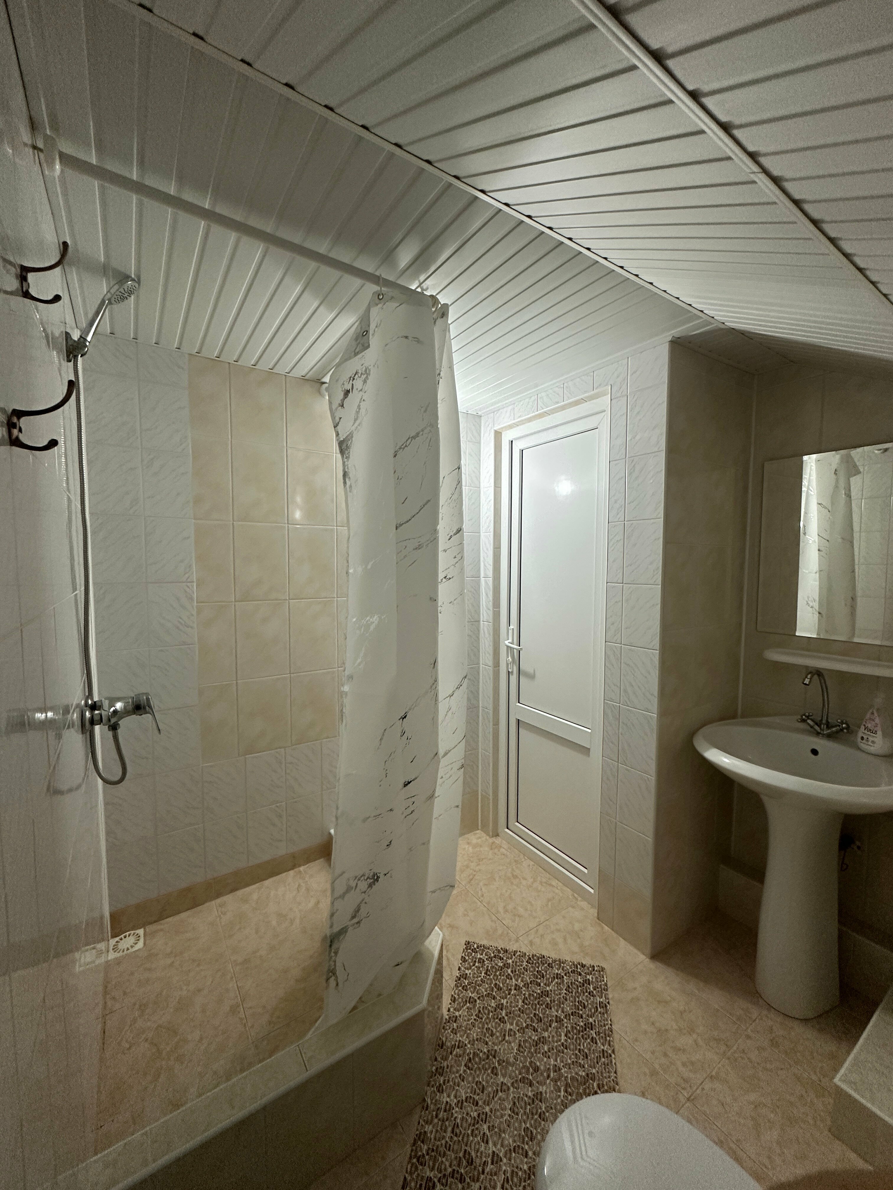 Трехместный номер «Комфорт» с душем