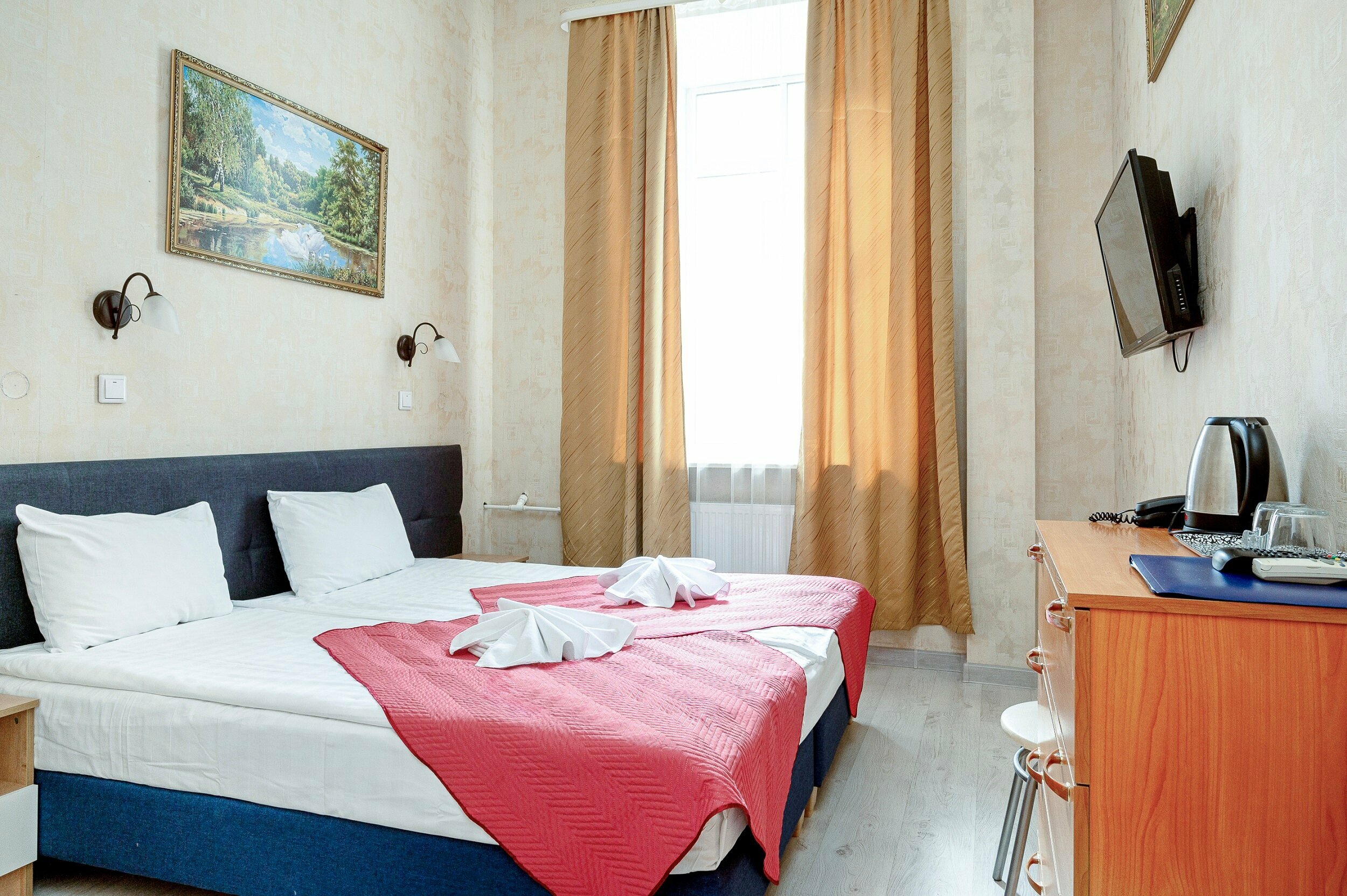 Стандартный двухместный номер с одной большой или двумя односпальными кроватями