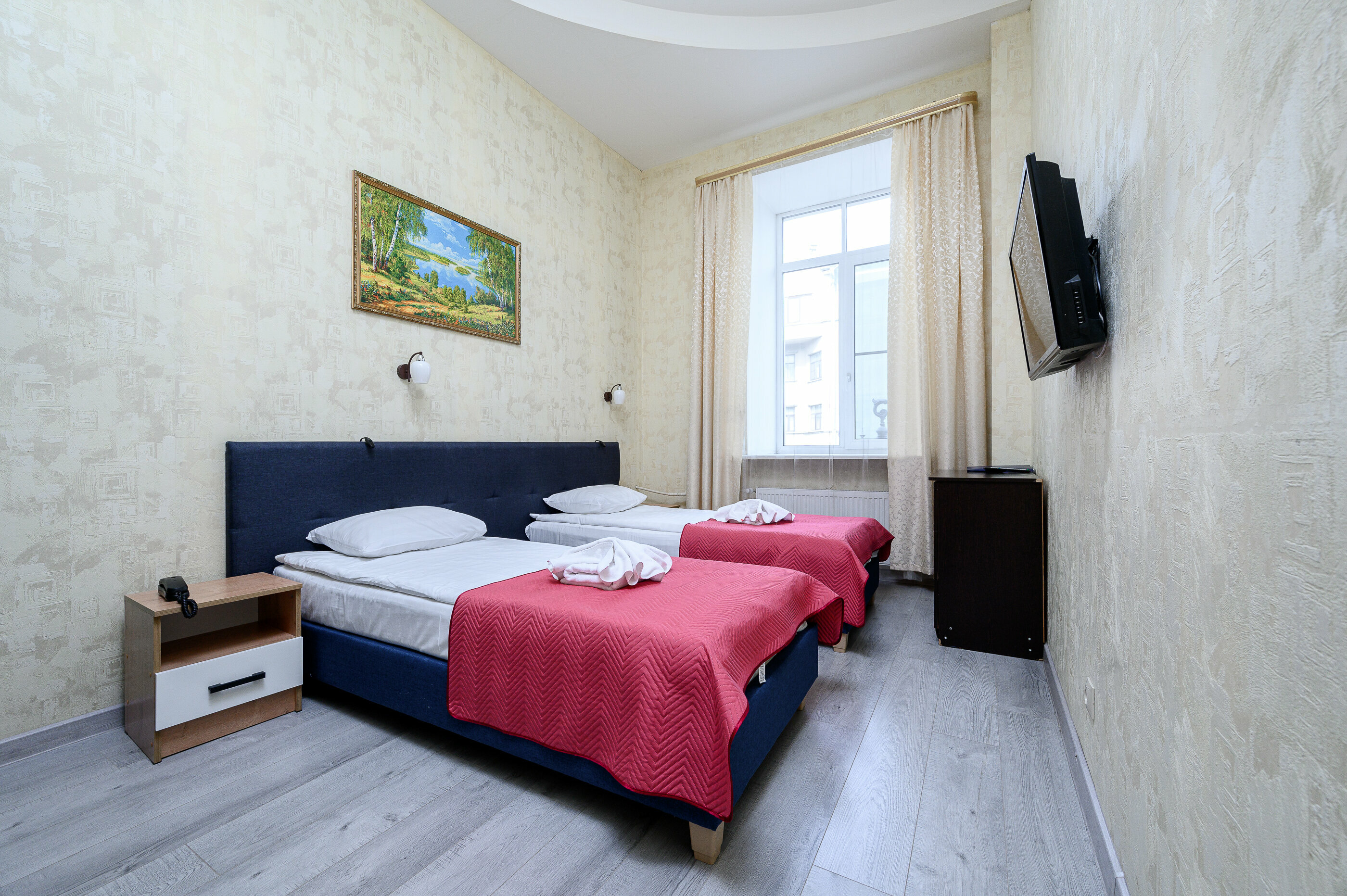 Стандартный двухместный номер с одной большой или двумя односпальными кроватями