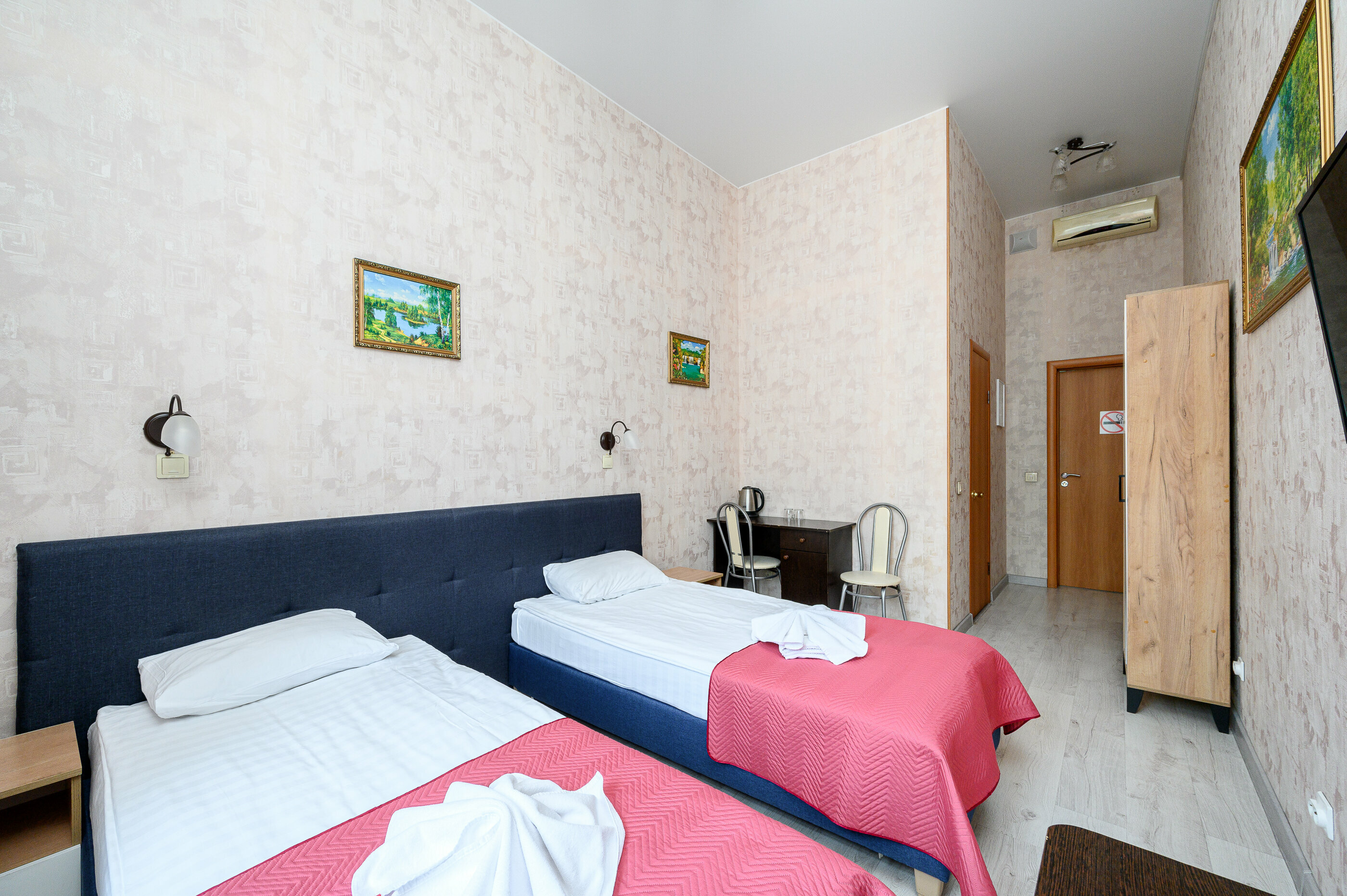 Стандартный двухместный номер с одной большой или двумя односпальными кроватями