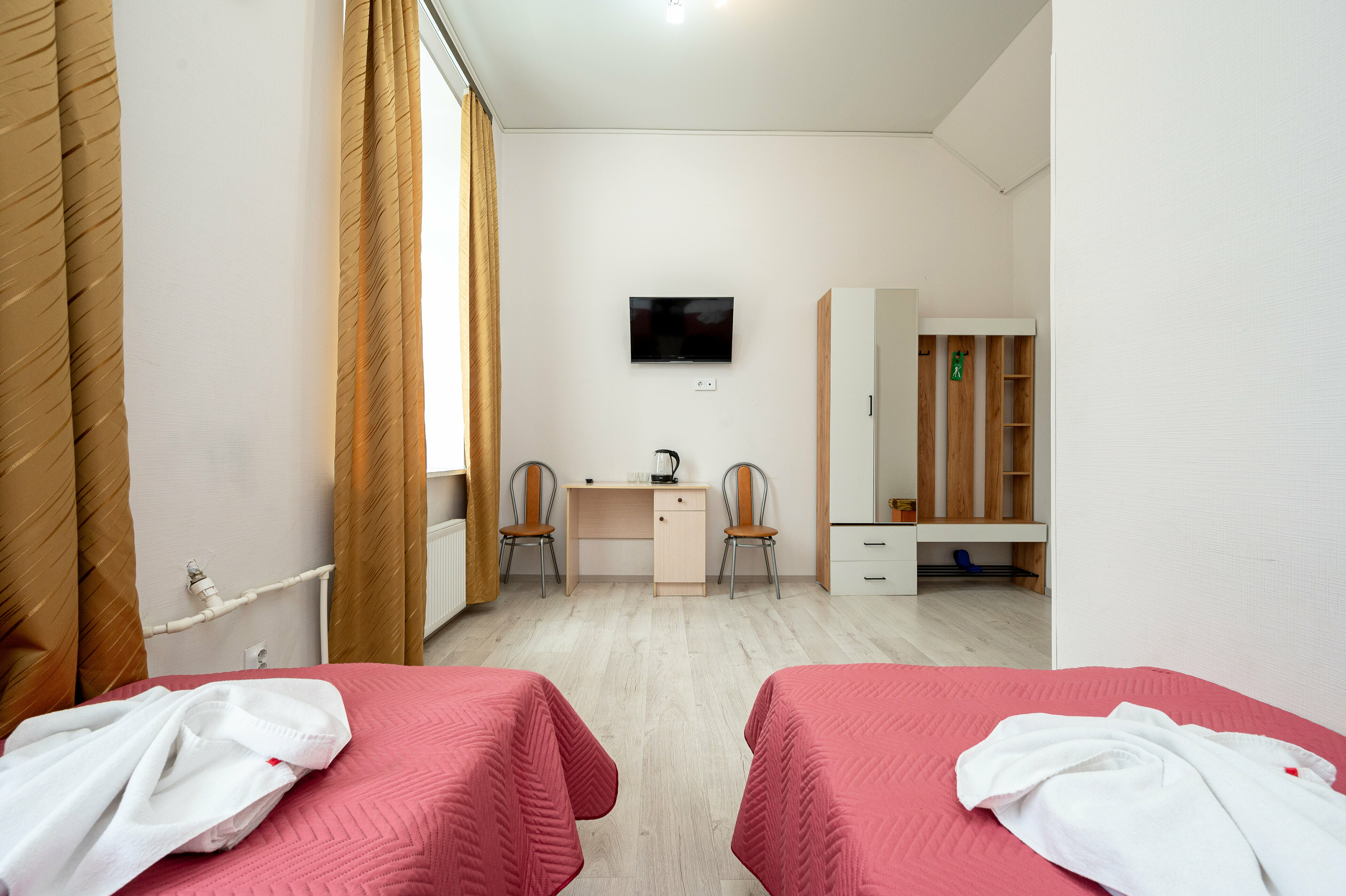 Стандартный двухместный номер с одной большой или двумя односпальными кроватями