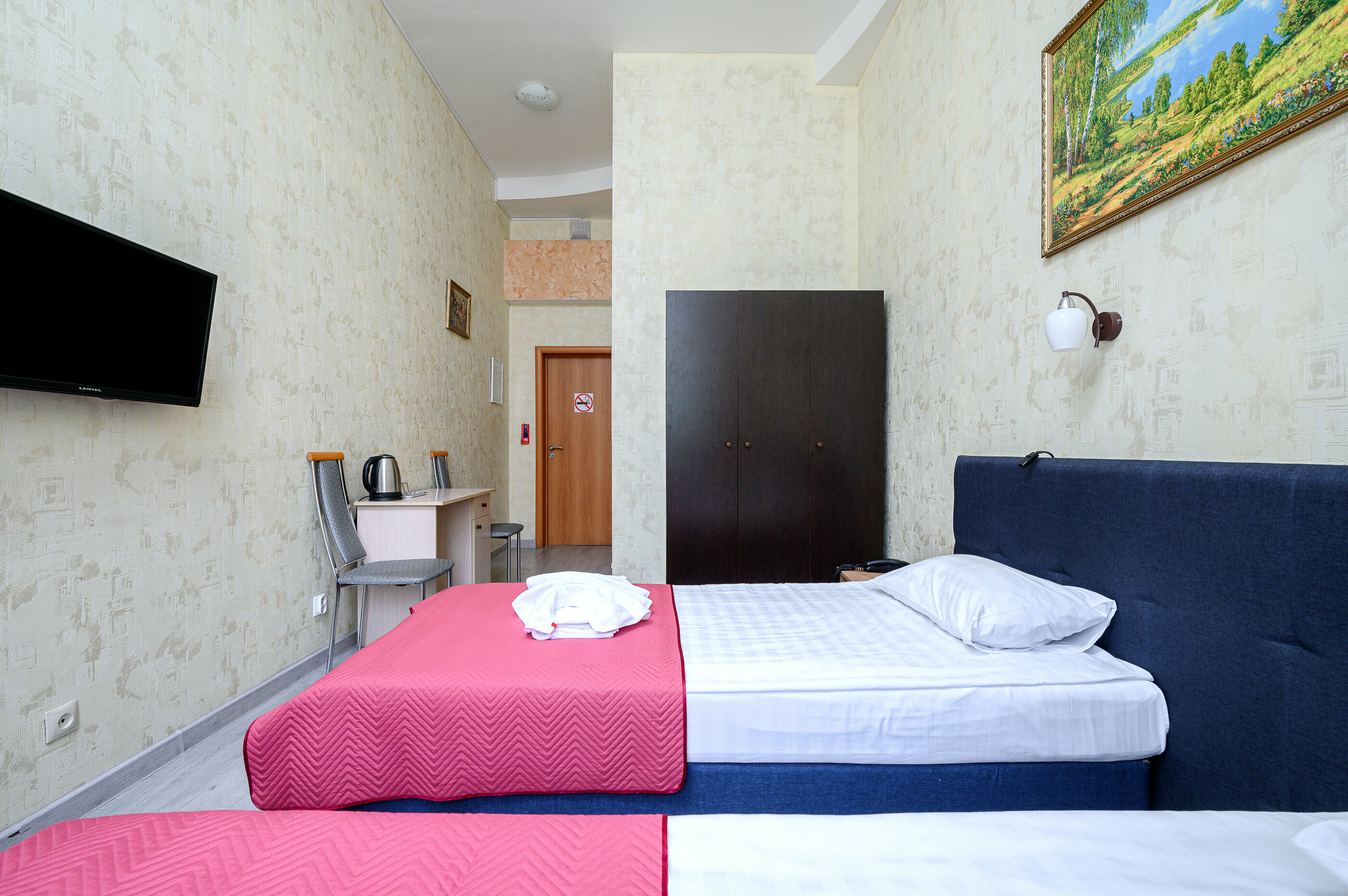 Стандартный двухместный номер с одной большой или двумя односпальными кроватями