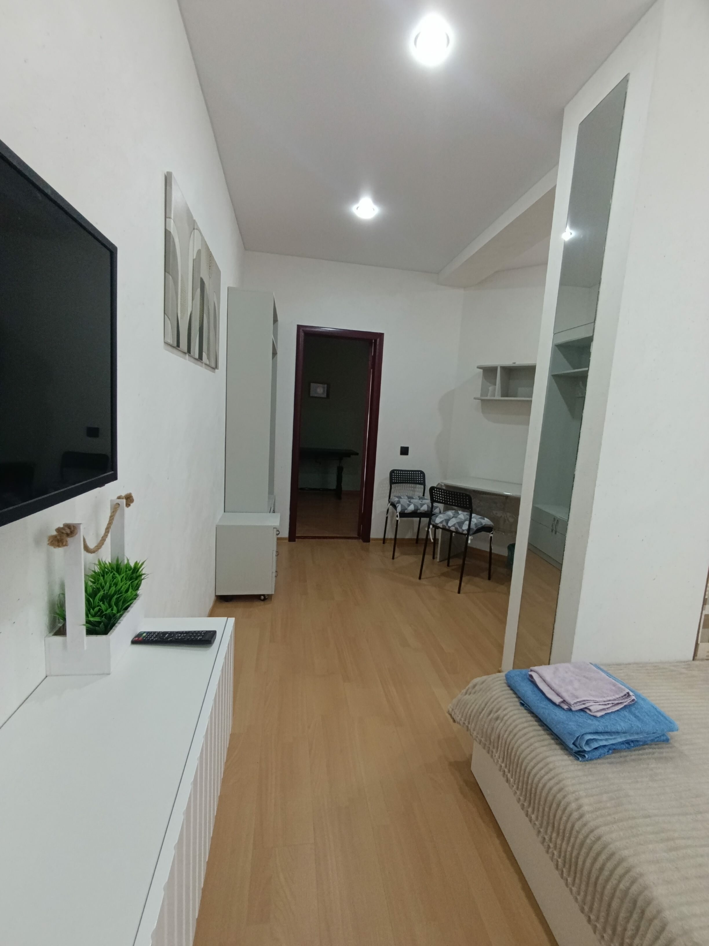 Двухместный номер с кроватью и общей ванной комнатой