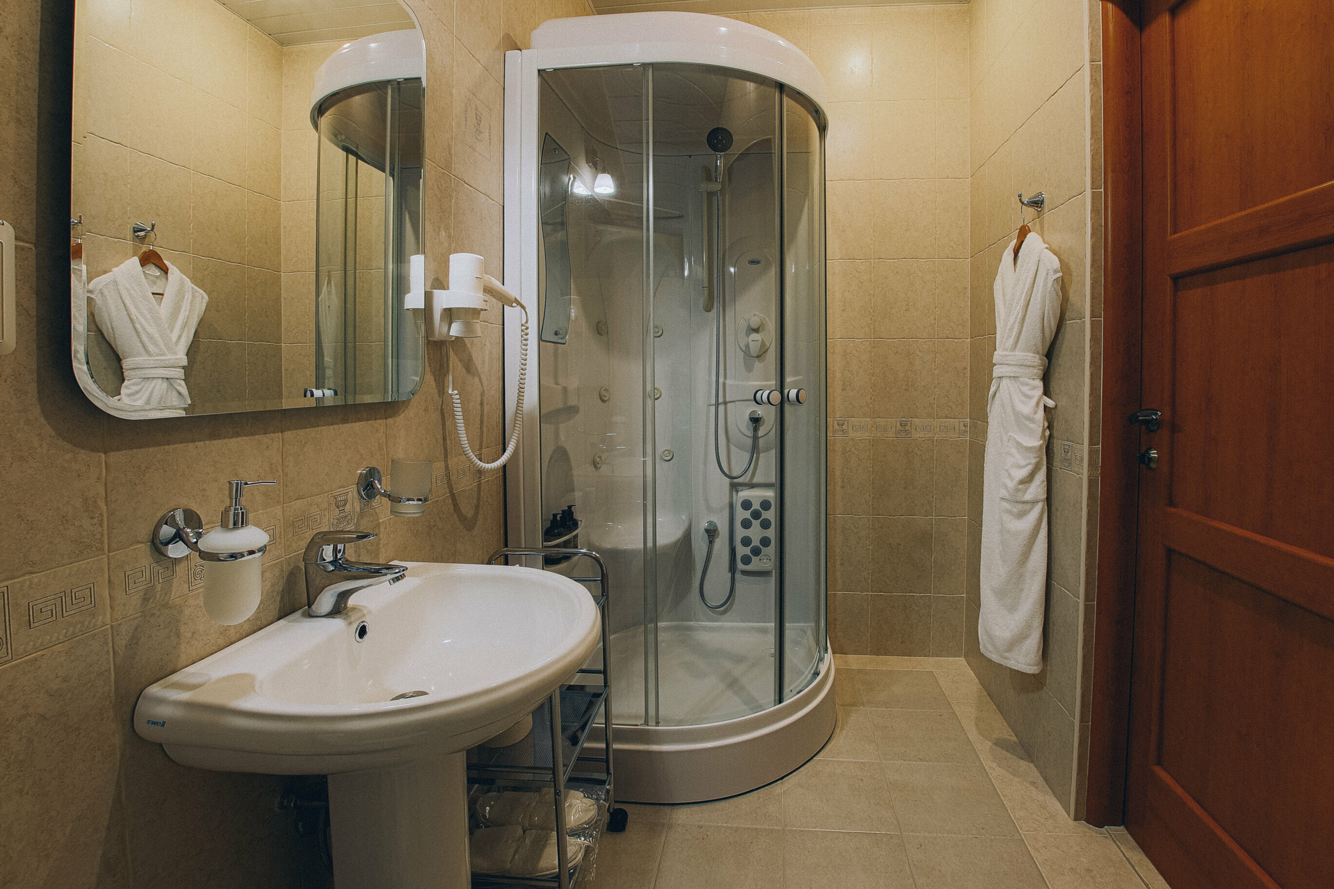 Просторный двухместный номер с 2 отдельными кроватями