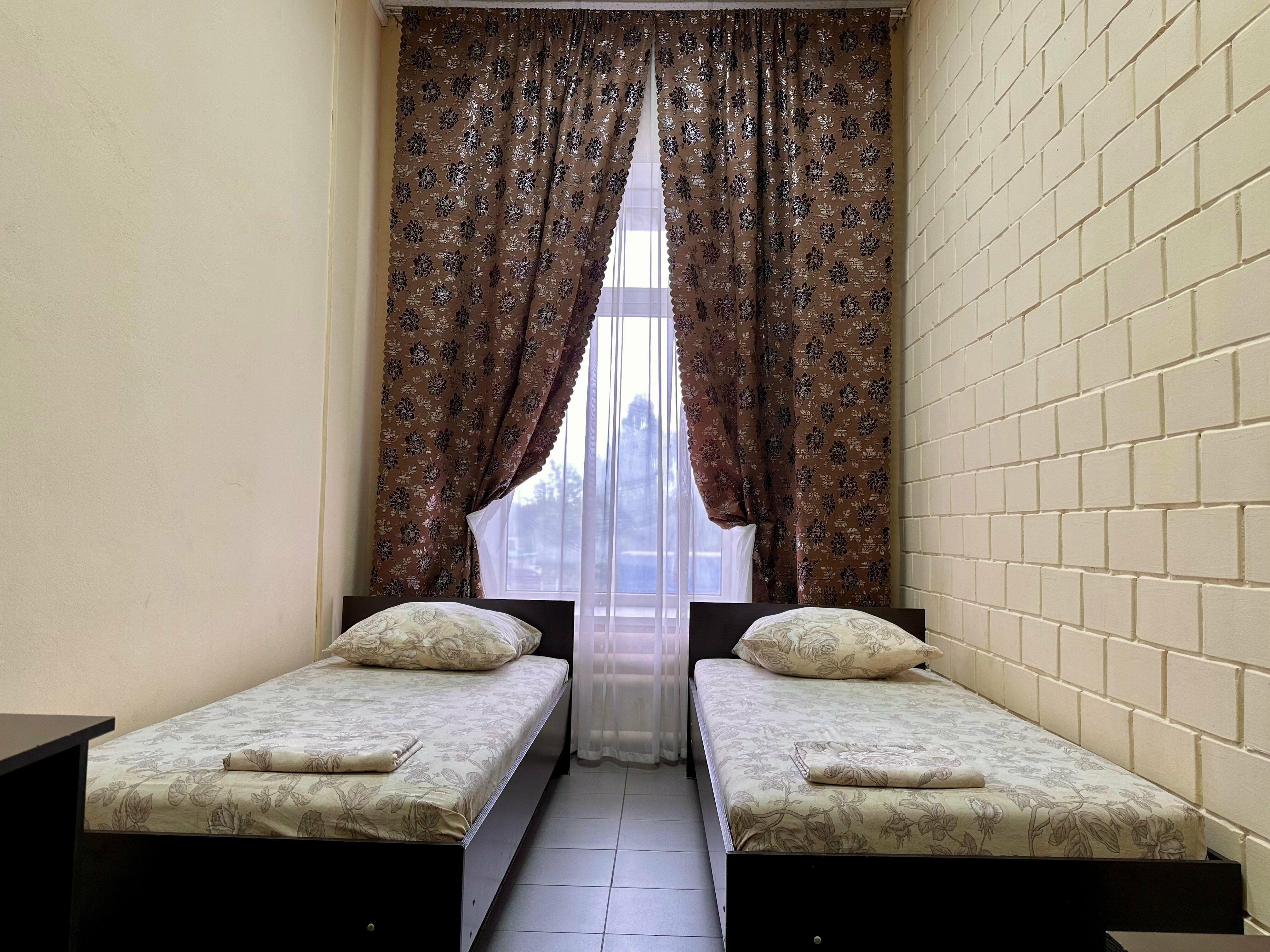 Двухместный номер с 2 отдельными кроватями и общим туалетом