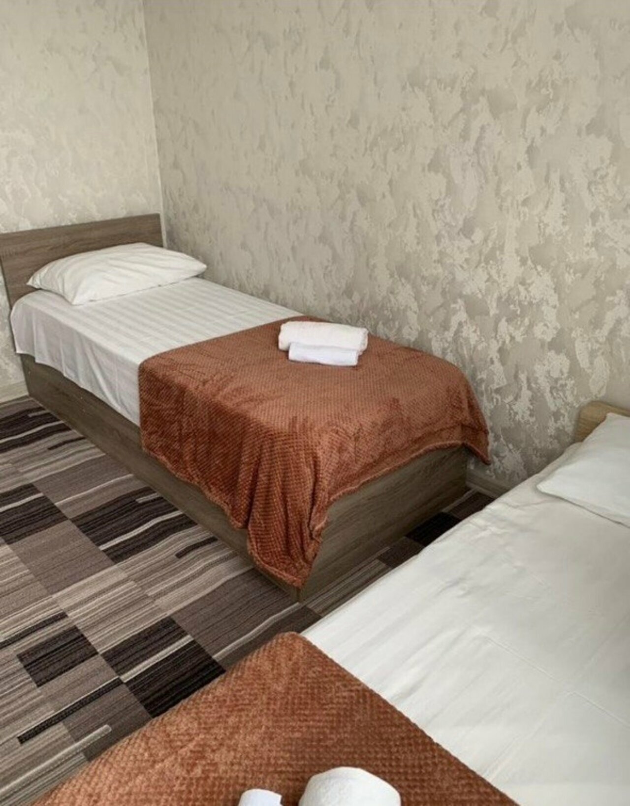 Семейная комната с двуспальной и односпальной кроватями и одноместным диваном