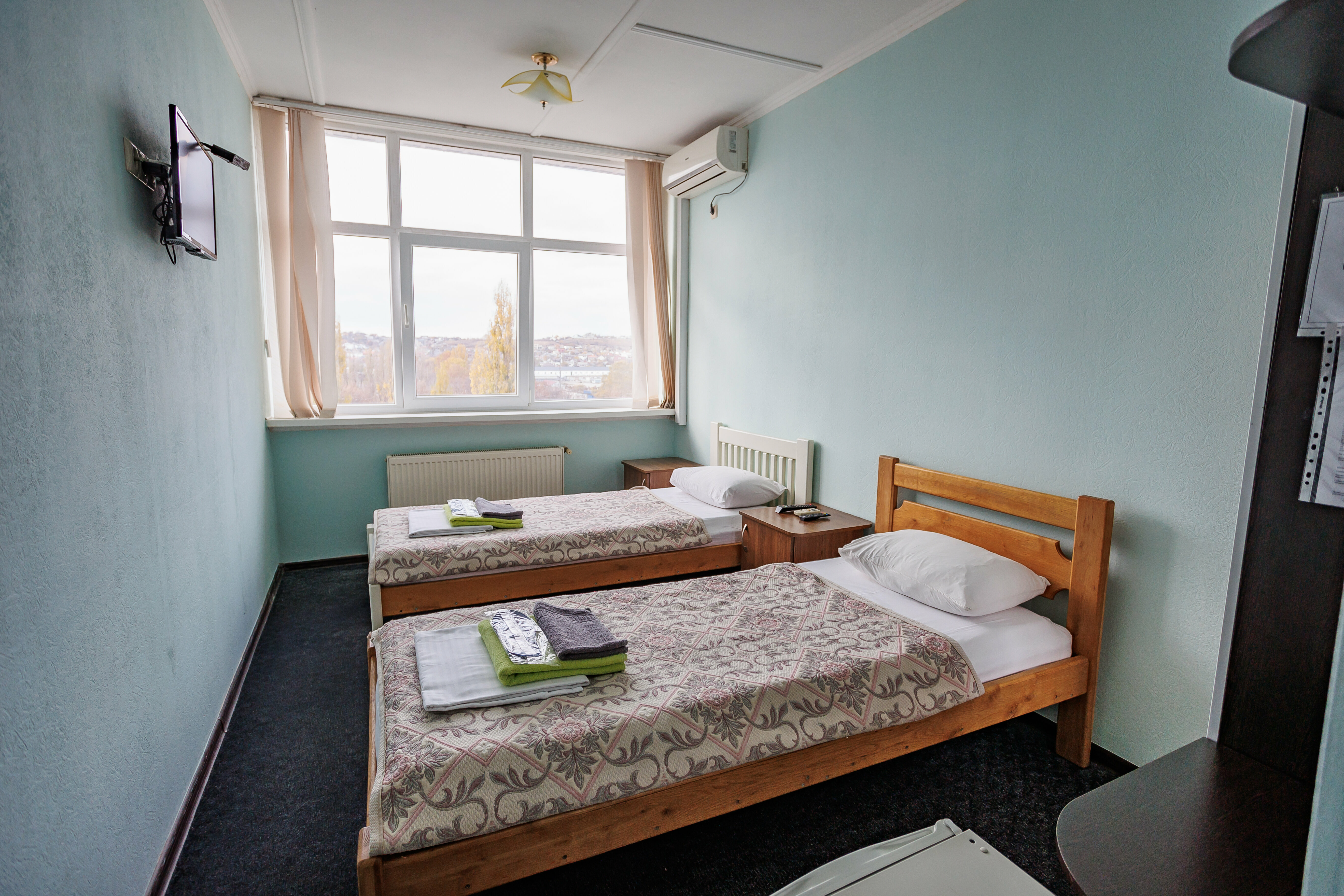 Двухместный номер с 2 отдельными кроватями и общей ванной комнатой