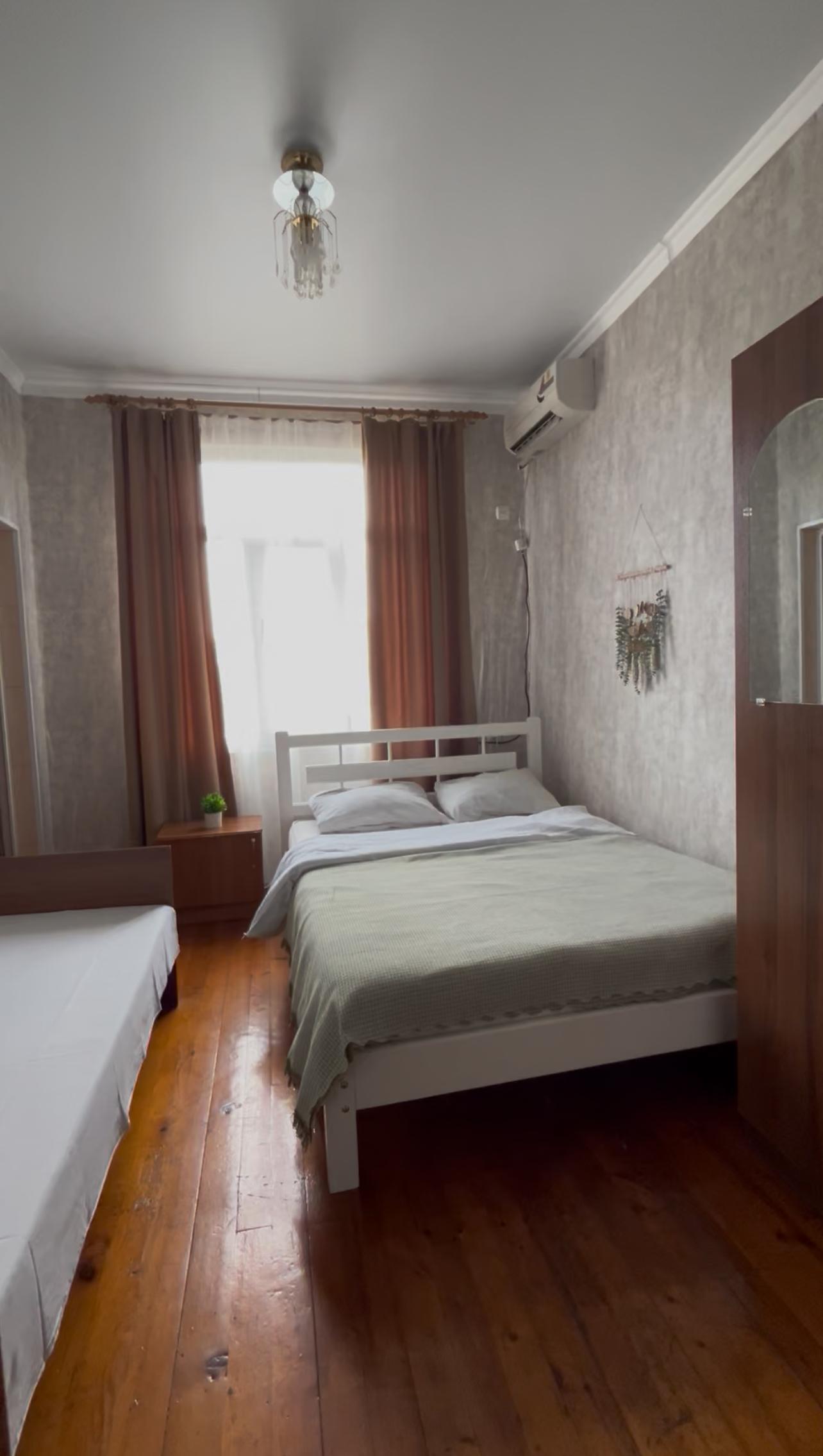 Трехместный номер с собственной ванной комнатой