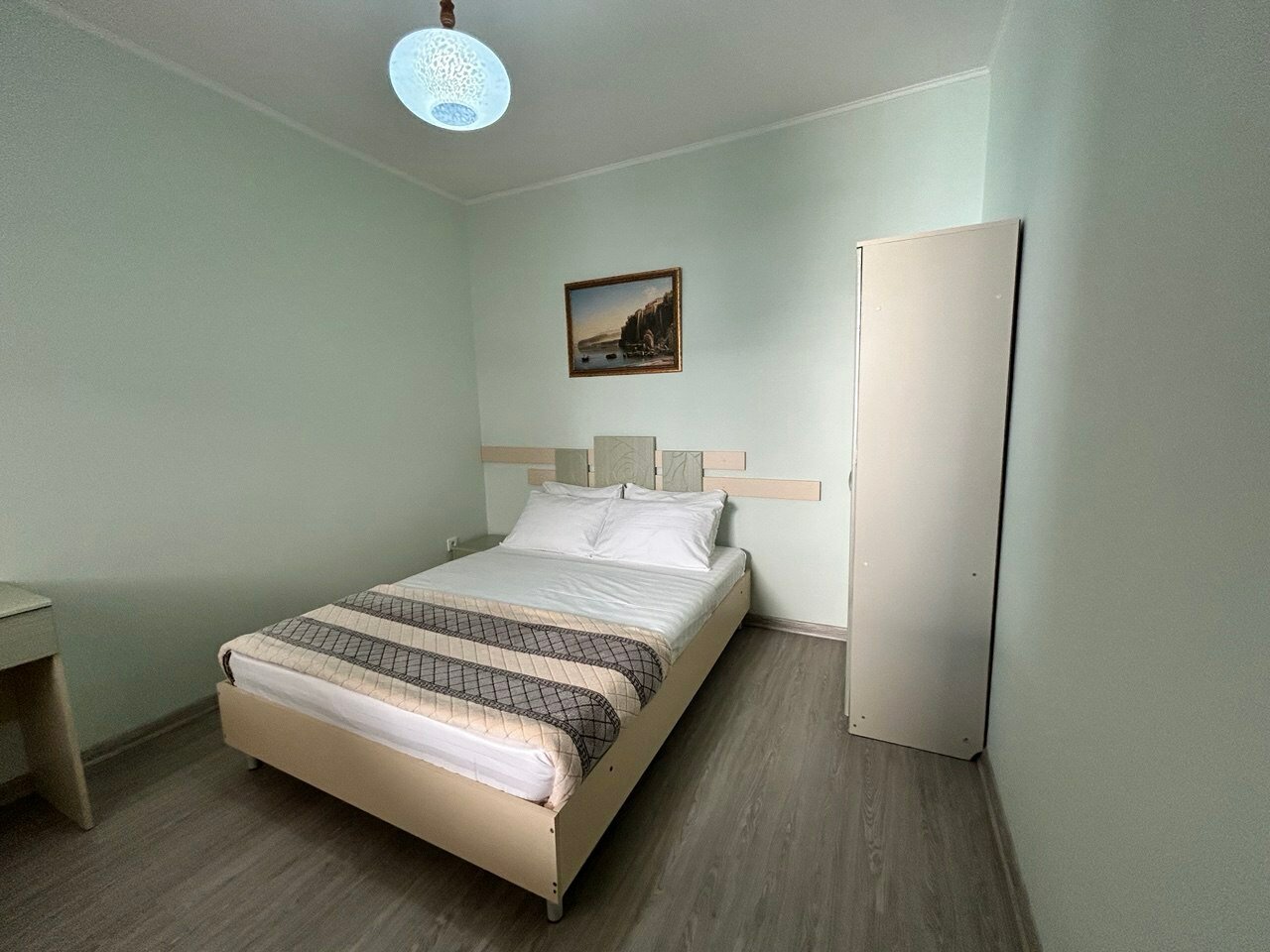 Двухкомнатный номер до 5 гостей, двуспальная кровать, балкон, с удобствами