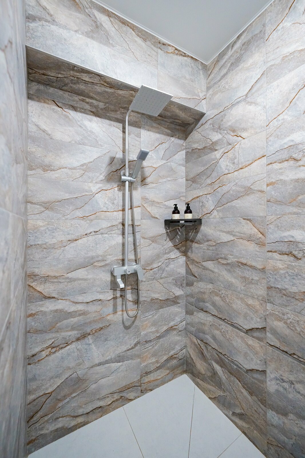 Трехместный номер с общей ванной комнатой