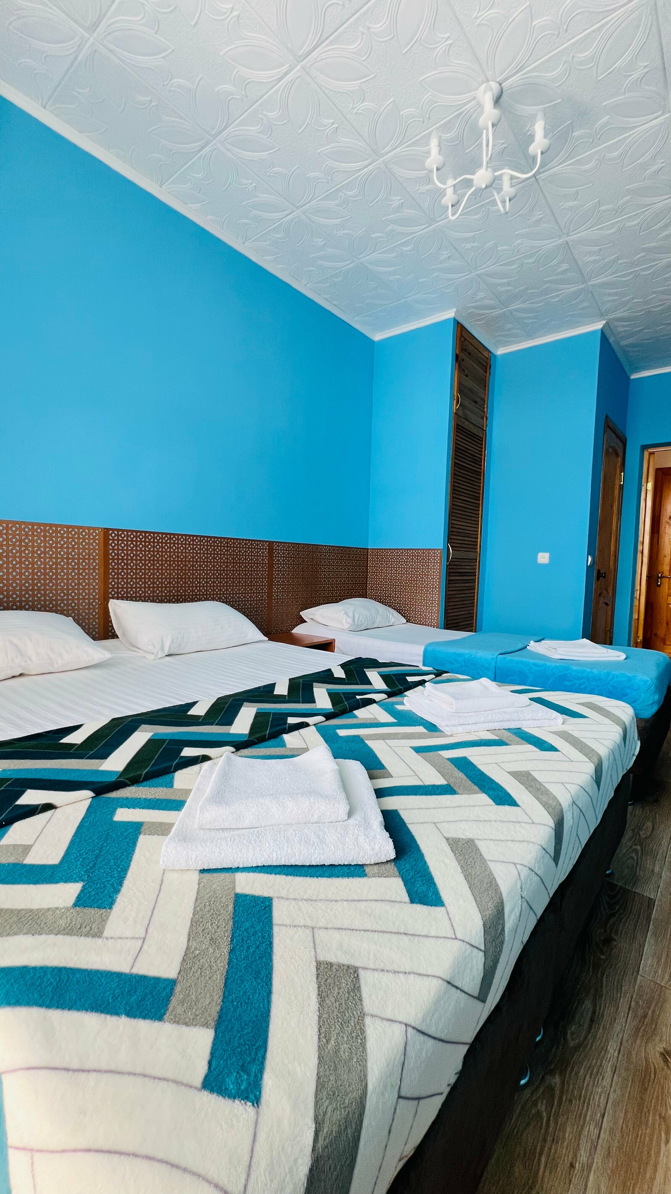 Трехместный номер с балконом на бассейн №2