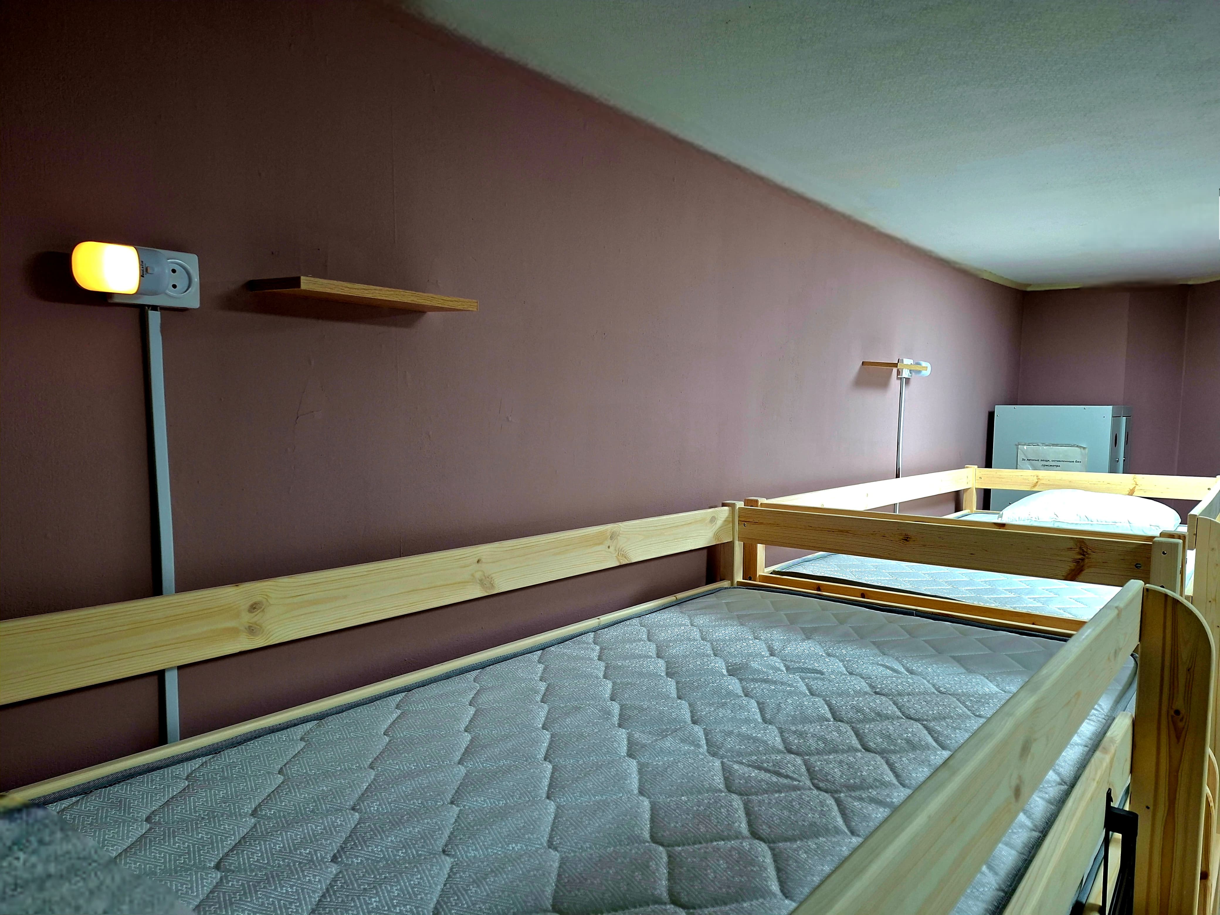 Кровать в общем 6-местном номере для мужчин и женщин