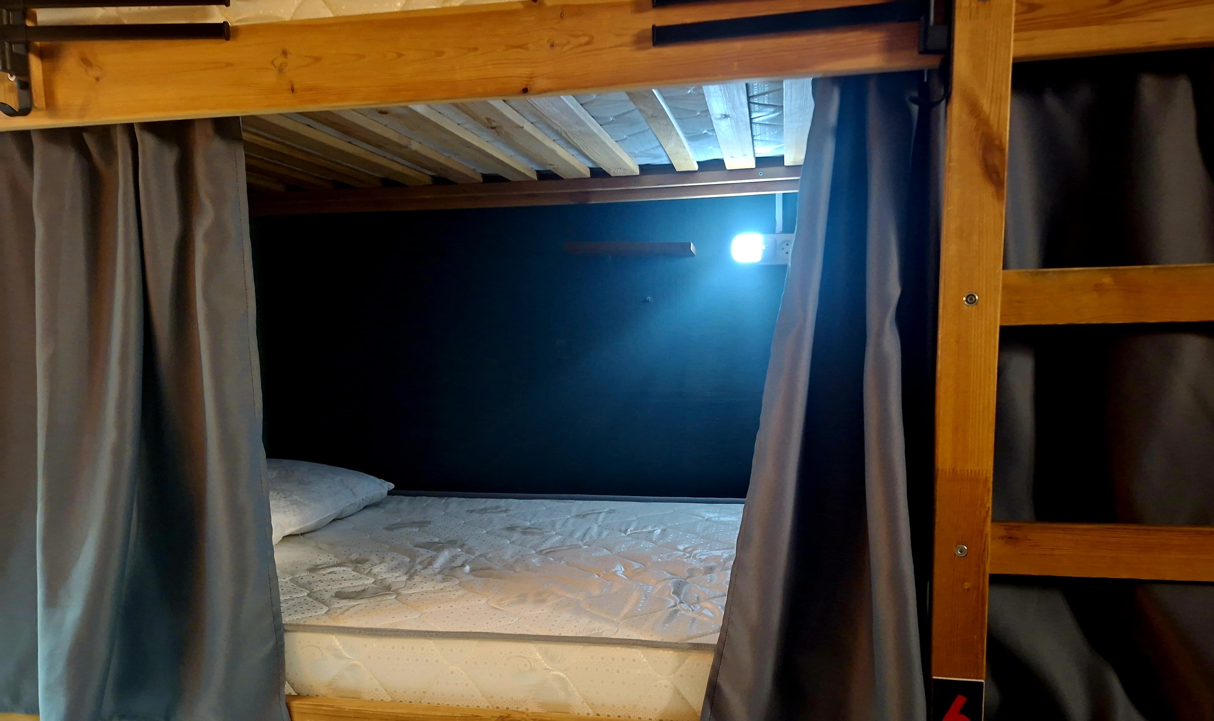 Кровать в общем номере для мужчин и женщин с 10 кроватями