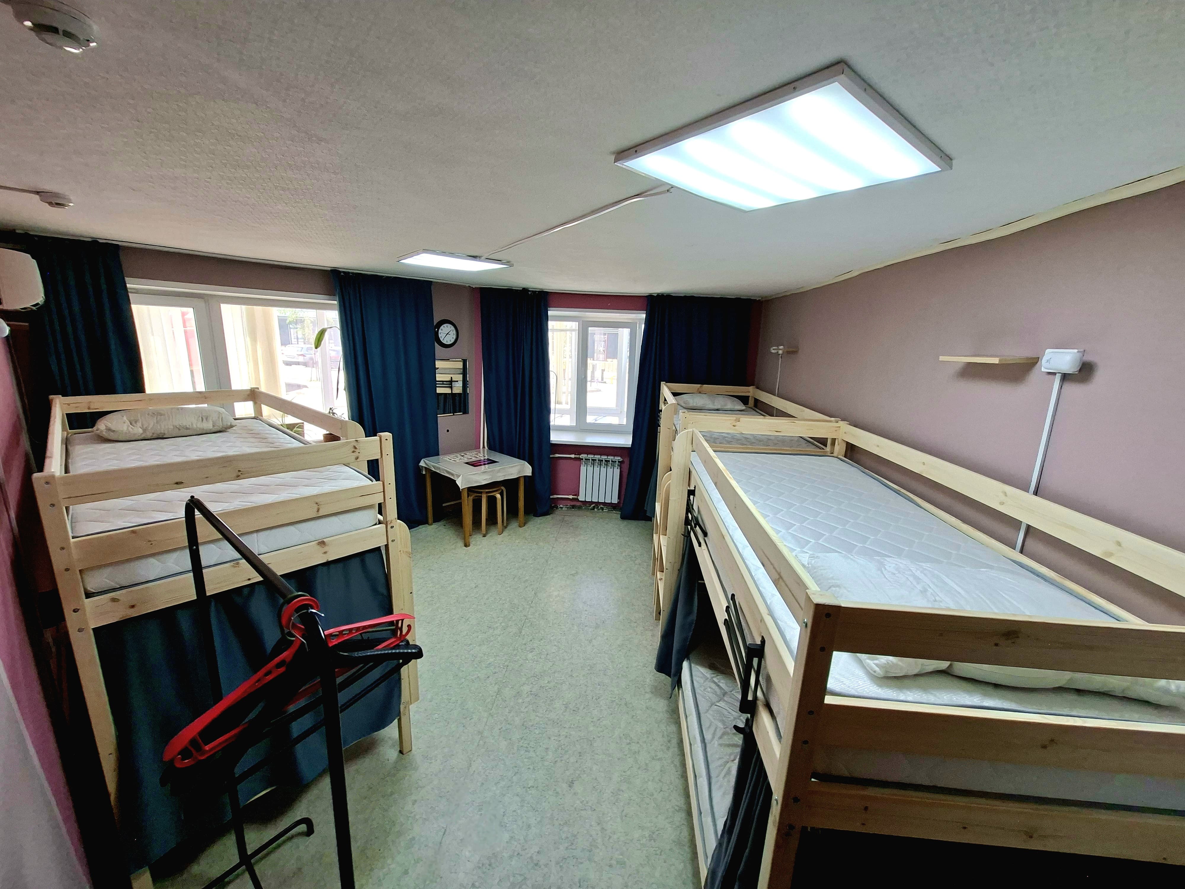 Кровать в общем 6-местном номере для мужчин и женщин