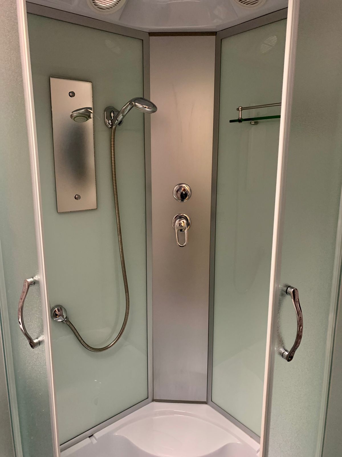 Четырехместный номер с ванной комнатой