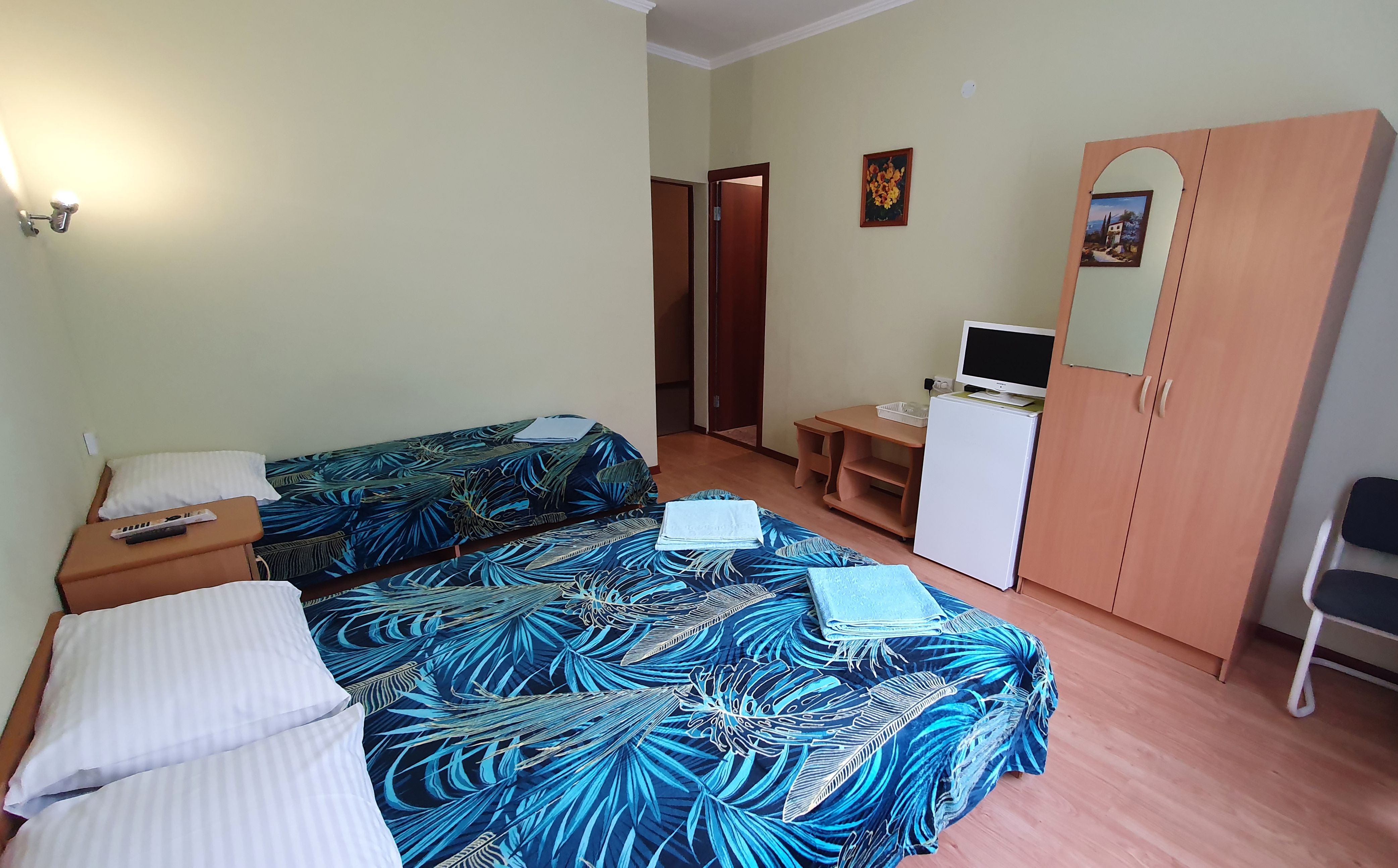 Трехместный номер «Комфорт» с душем