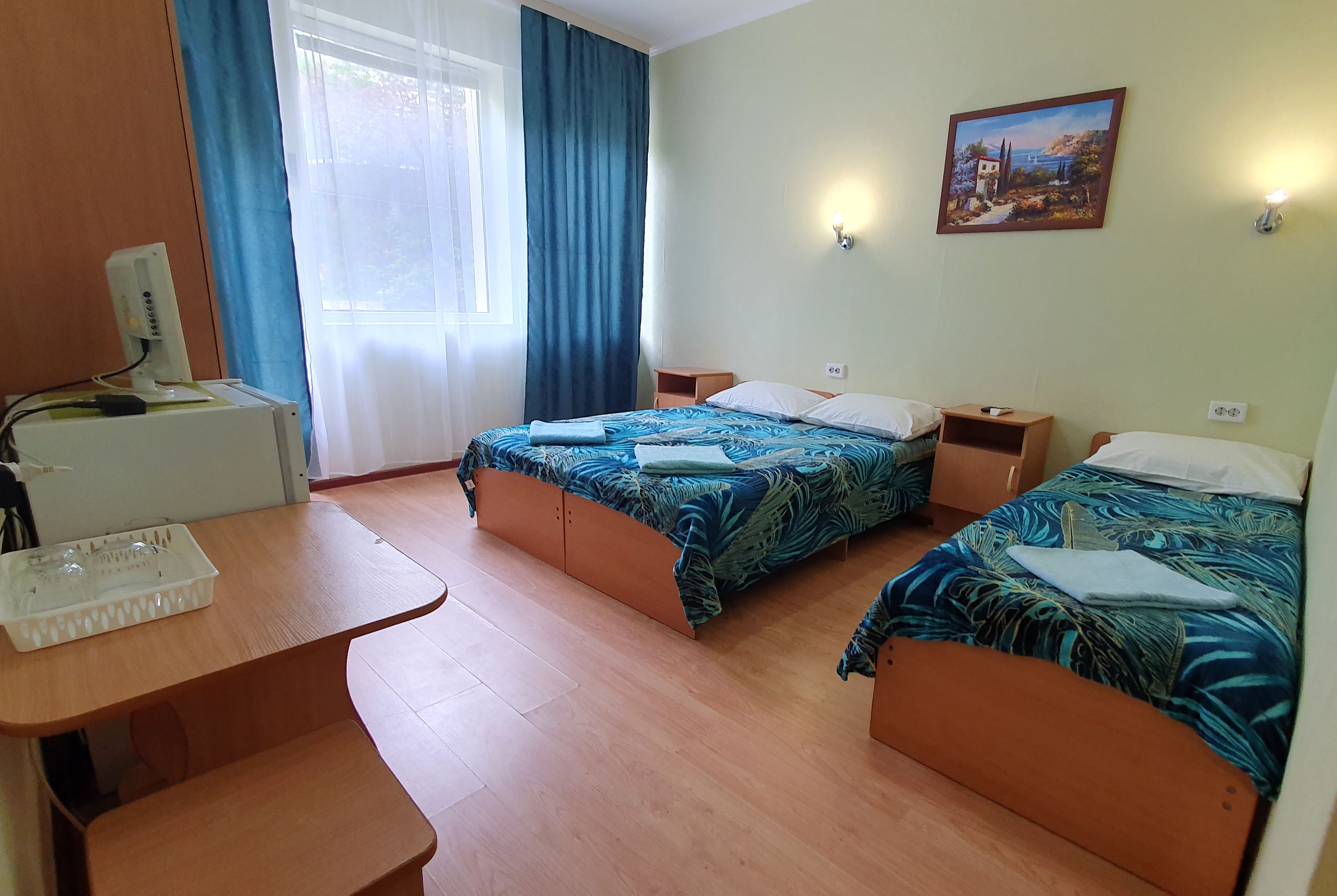 Трехместный номер «Комфорт» с душем