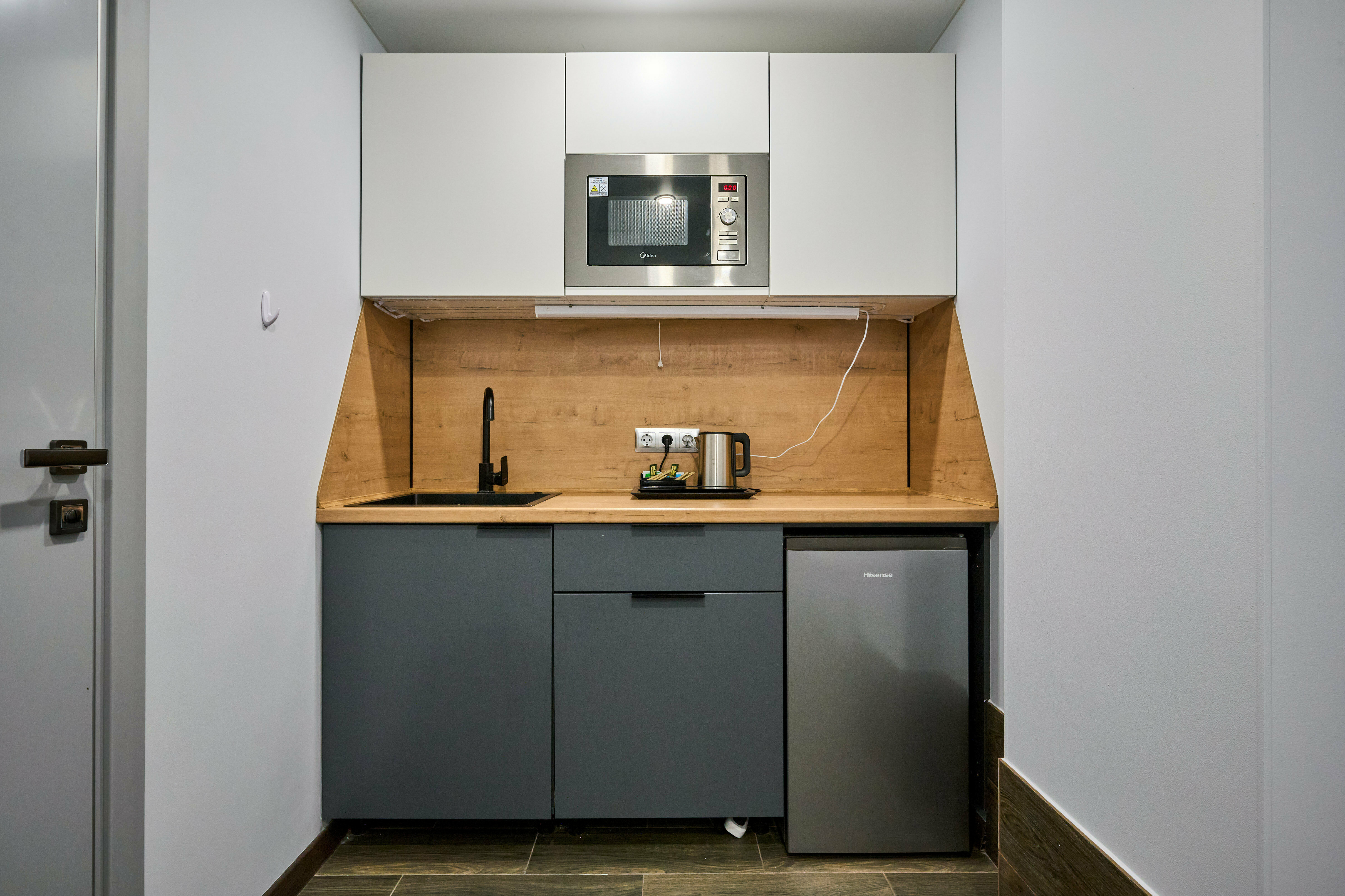 Студия с мини кухней, с фальш-окном.