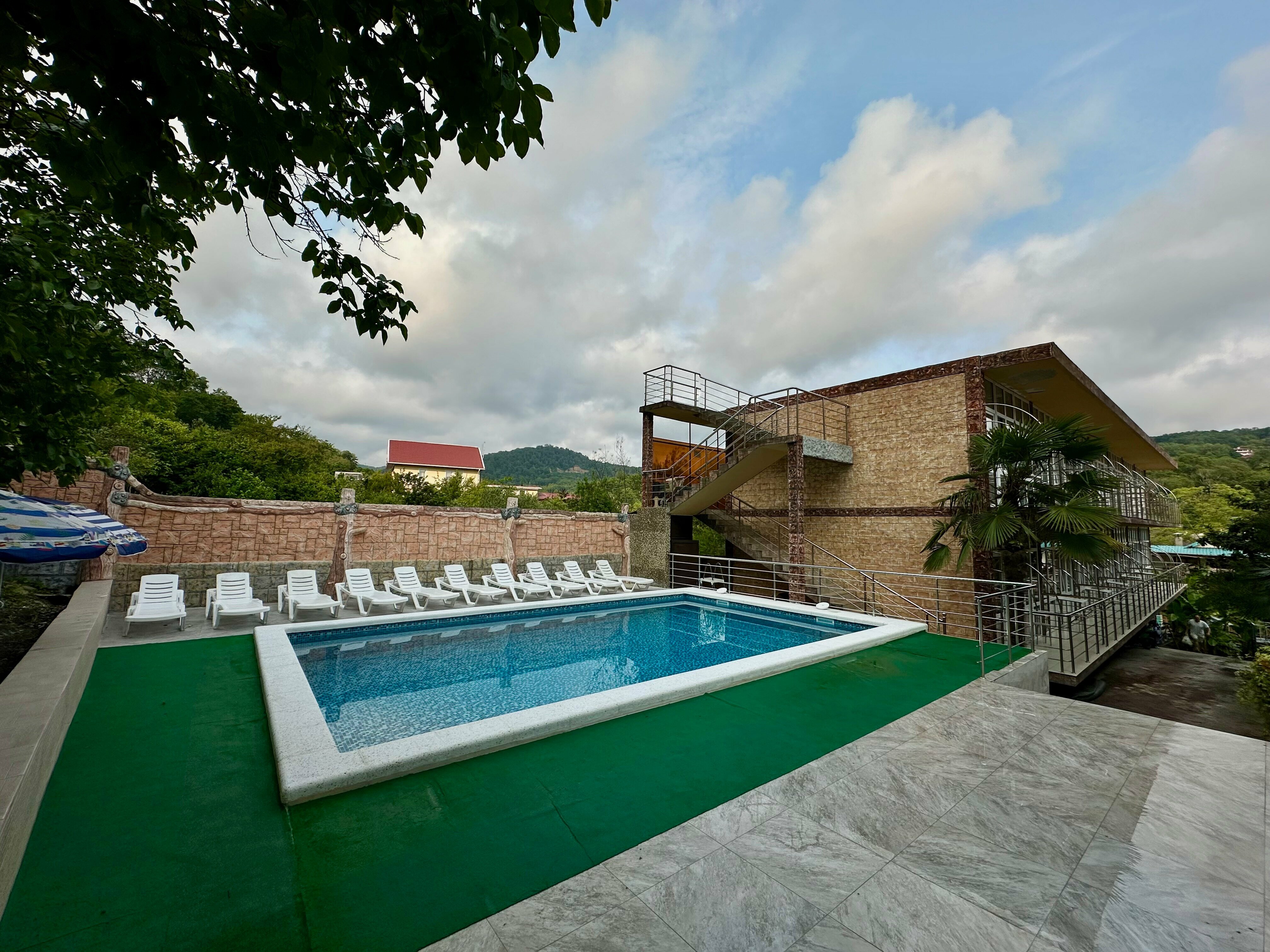 Двухместный номер с двуспальной кроватью и дополнительной кроватью