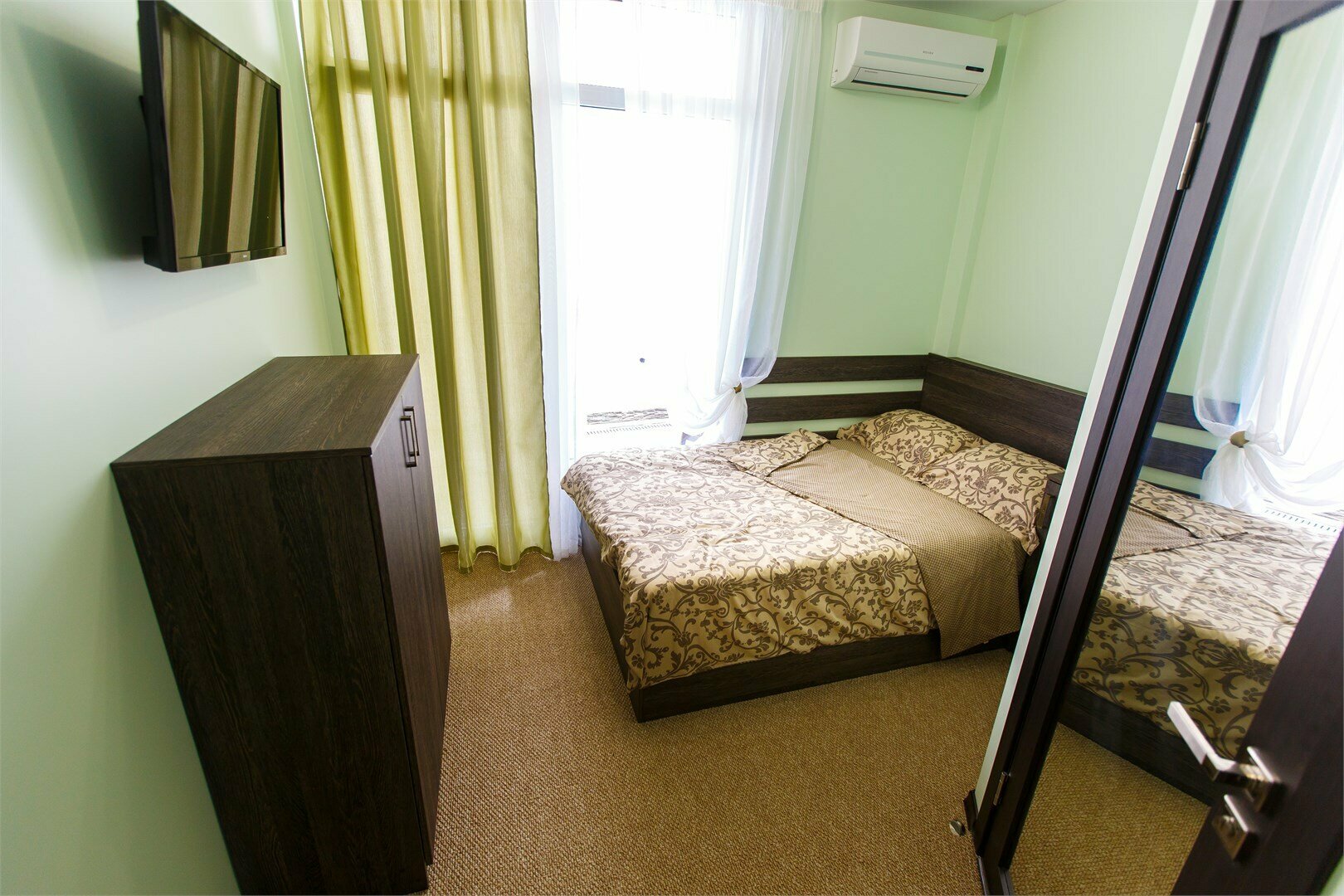 Двухместный номер «Де Люкс» с одной кроватью и террасой.