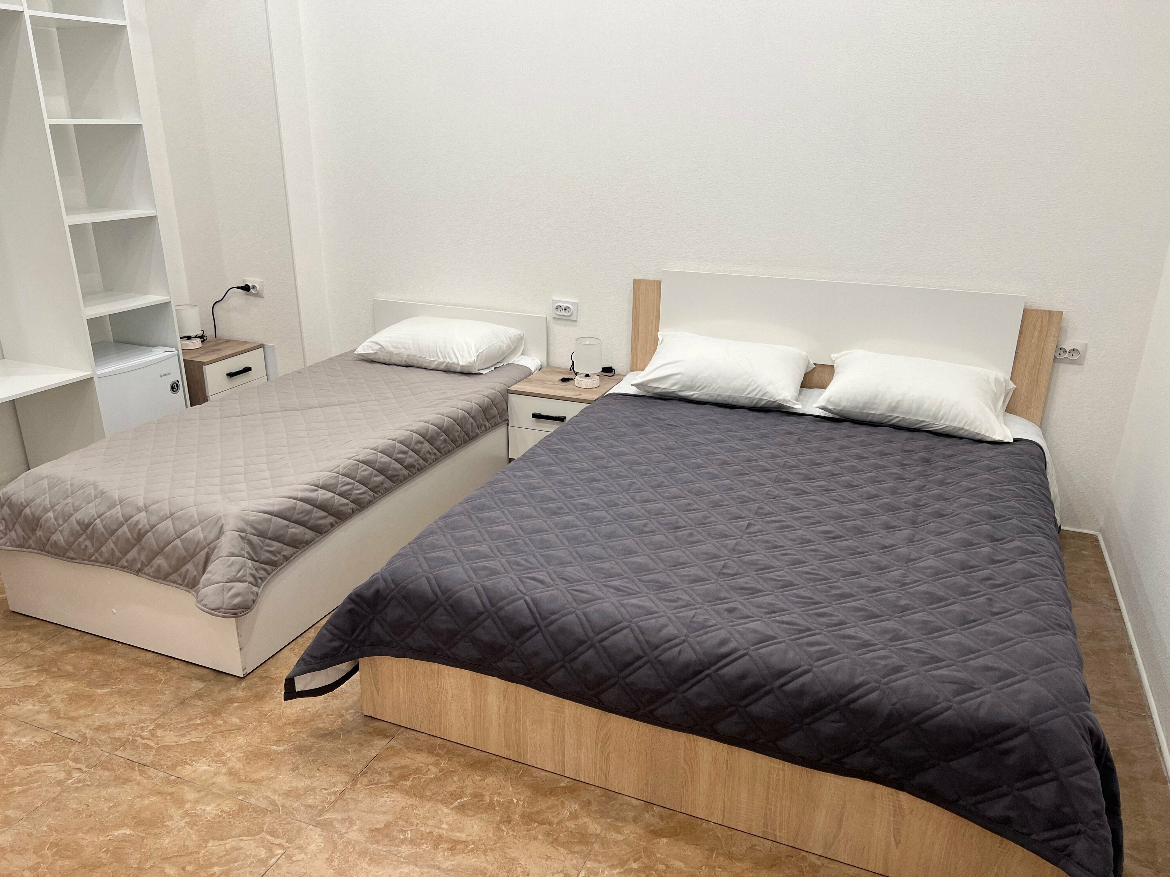 Современный трехместный номер (без окон) с двуспальной кроватью queen-size, односпальной кроватью, туалетной и душевой комнатами