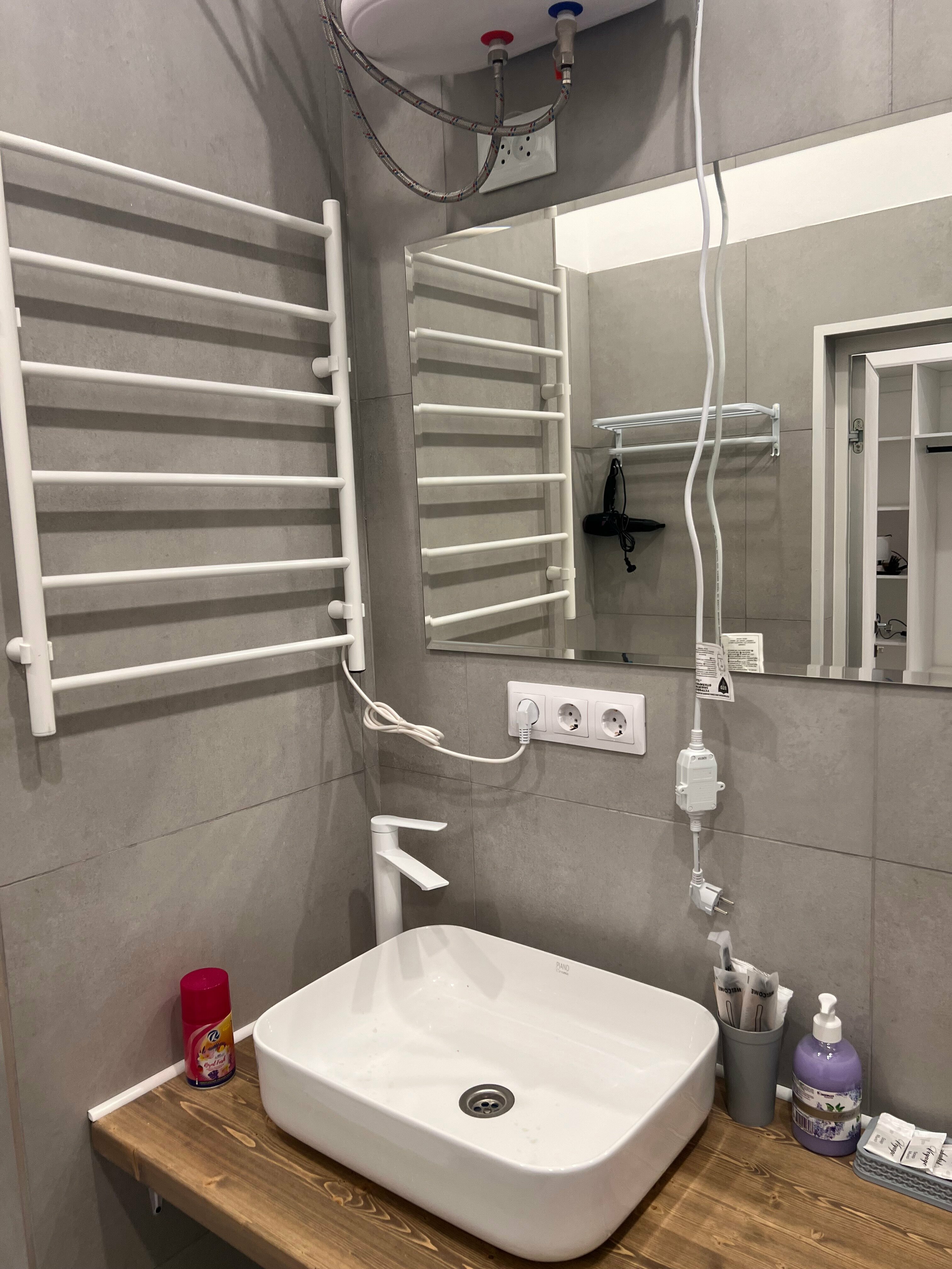 Современная трехместная студия (апартаменты) с двуспальной кроватью king-size, раскладным диваном, своей кухней и ванной комнатой