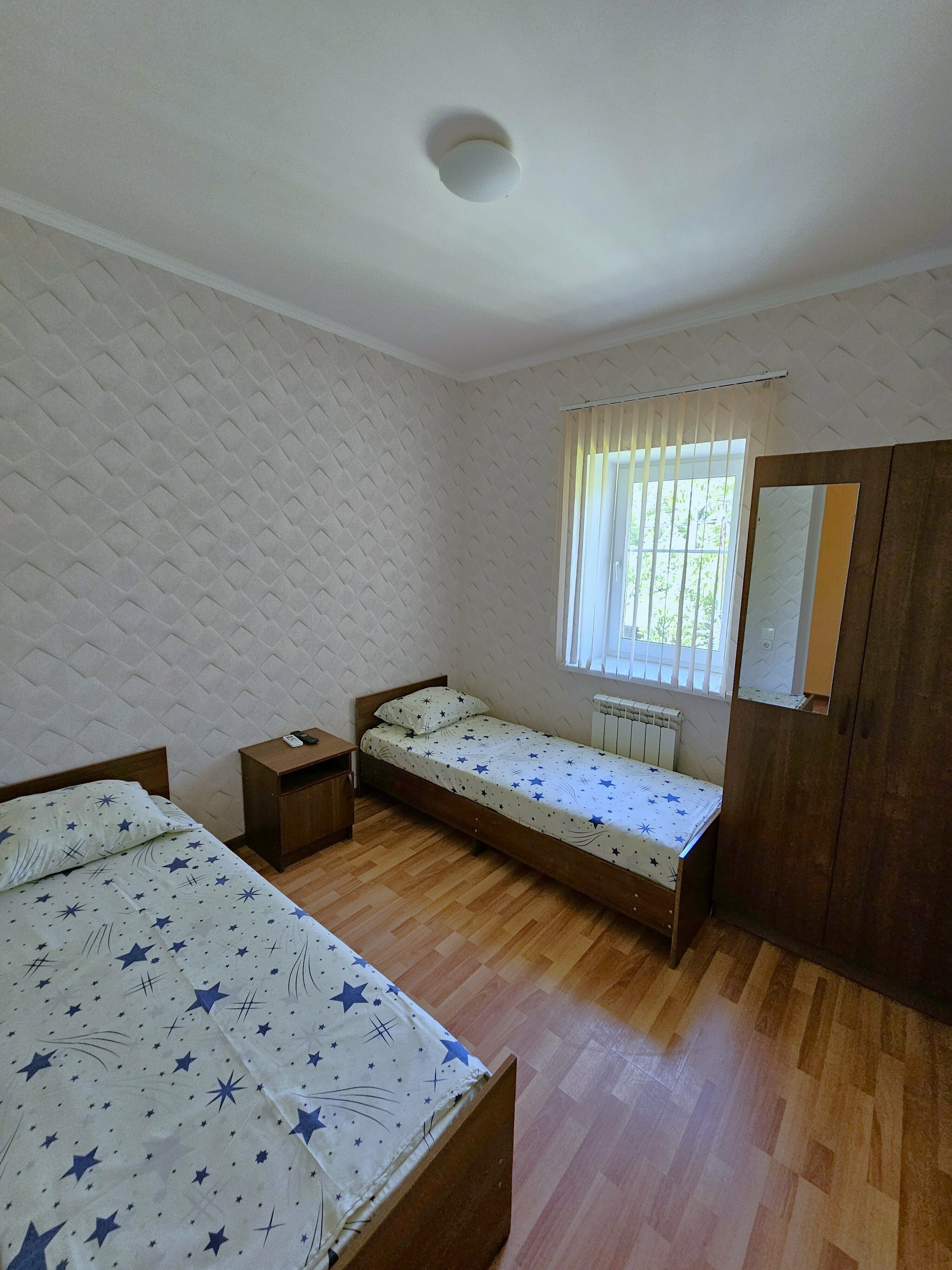 Двухместный номер с 1 кроватью или 2 отдельными кроватями и общей ванной комнатой