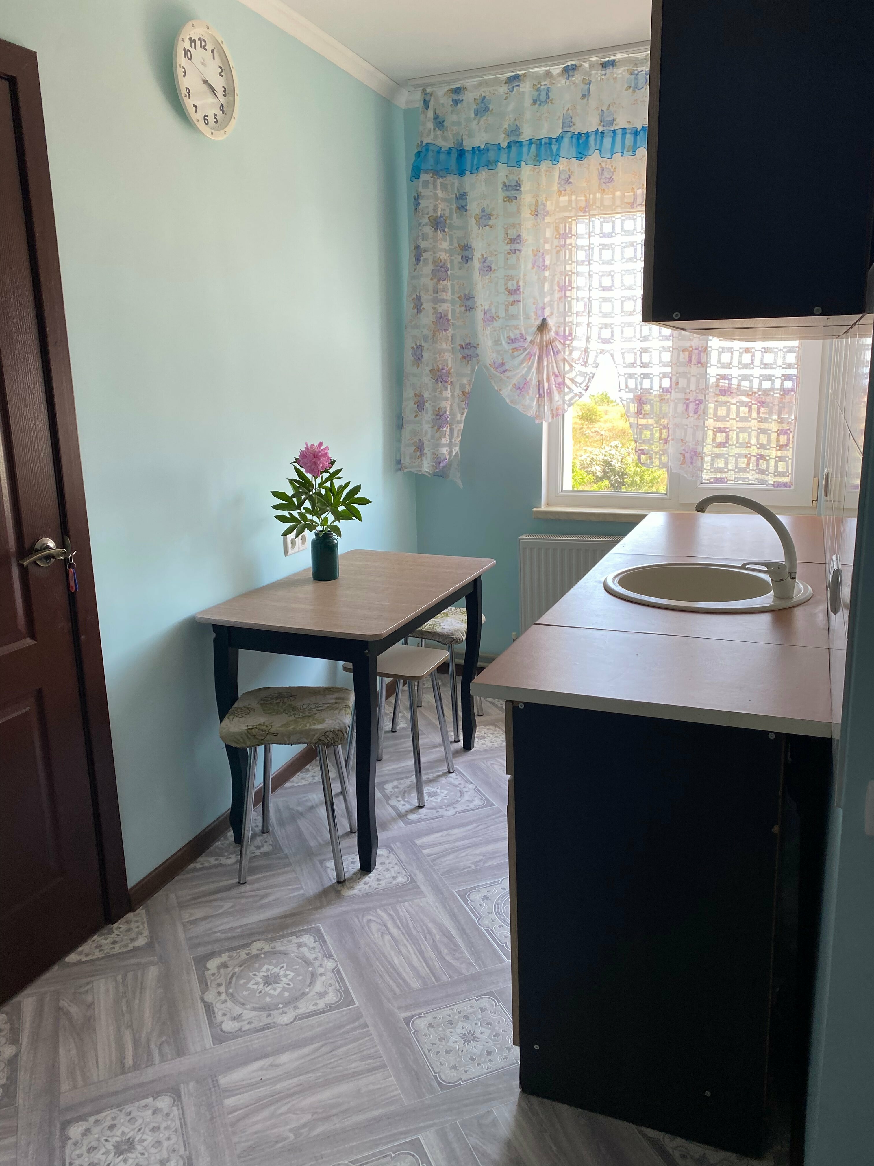 Семейный номер с боковым видом на море