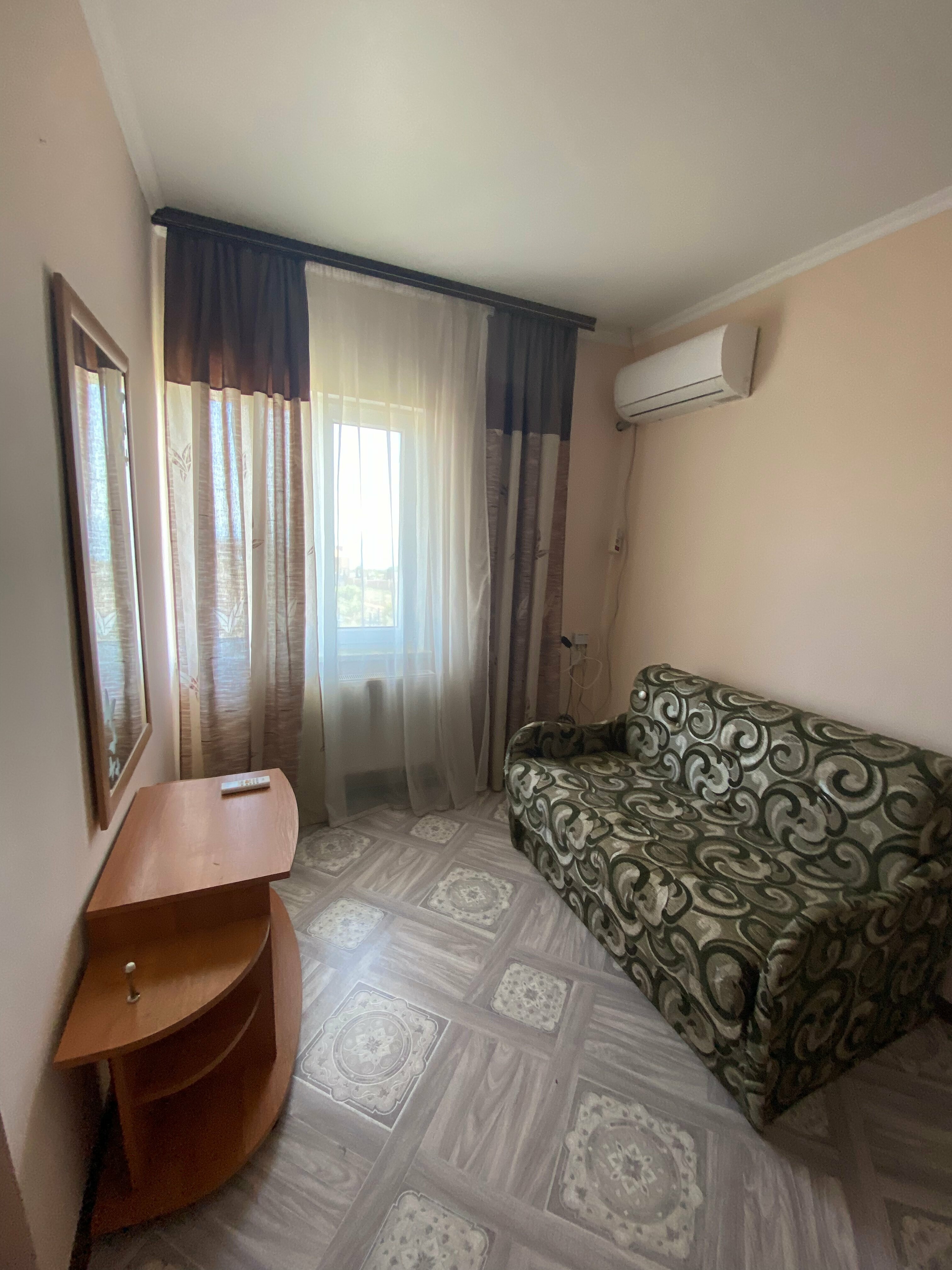 Семейный номер с боковым видом на море