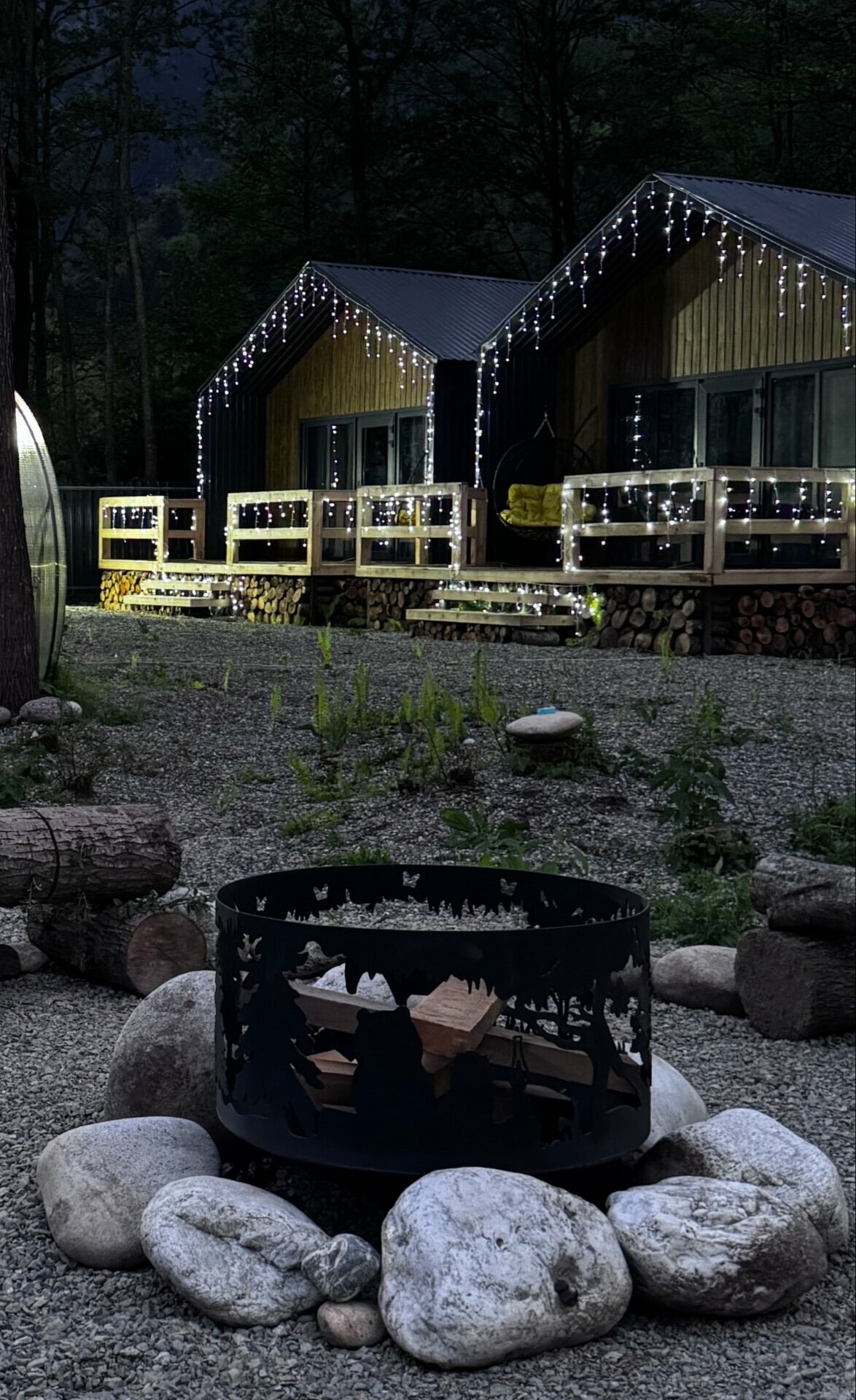 Дом у горной реки