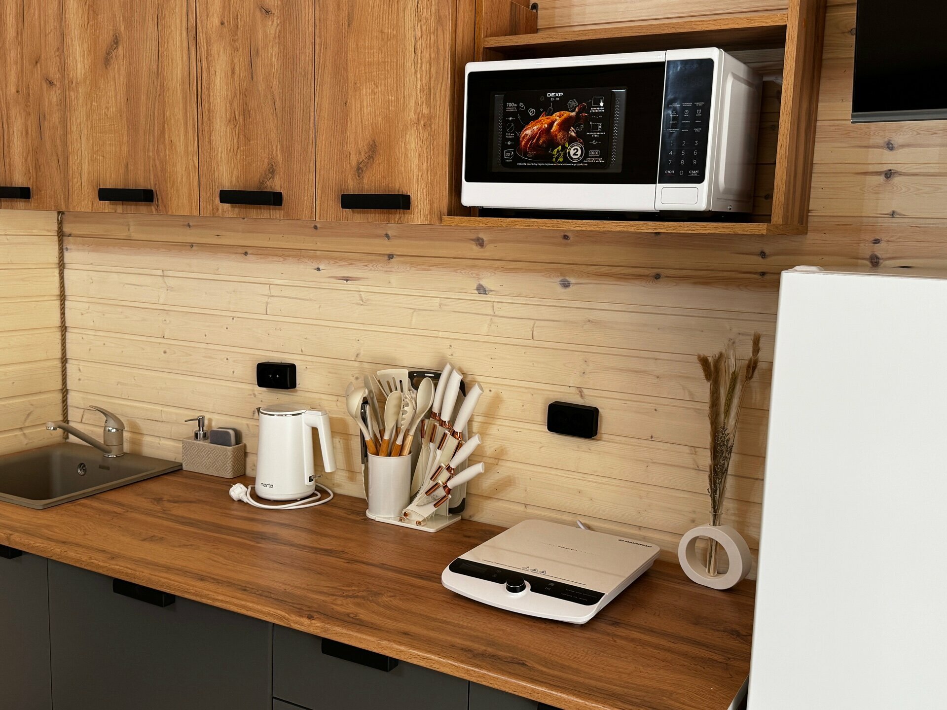 Дом у горной реки