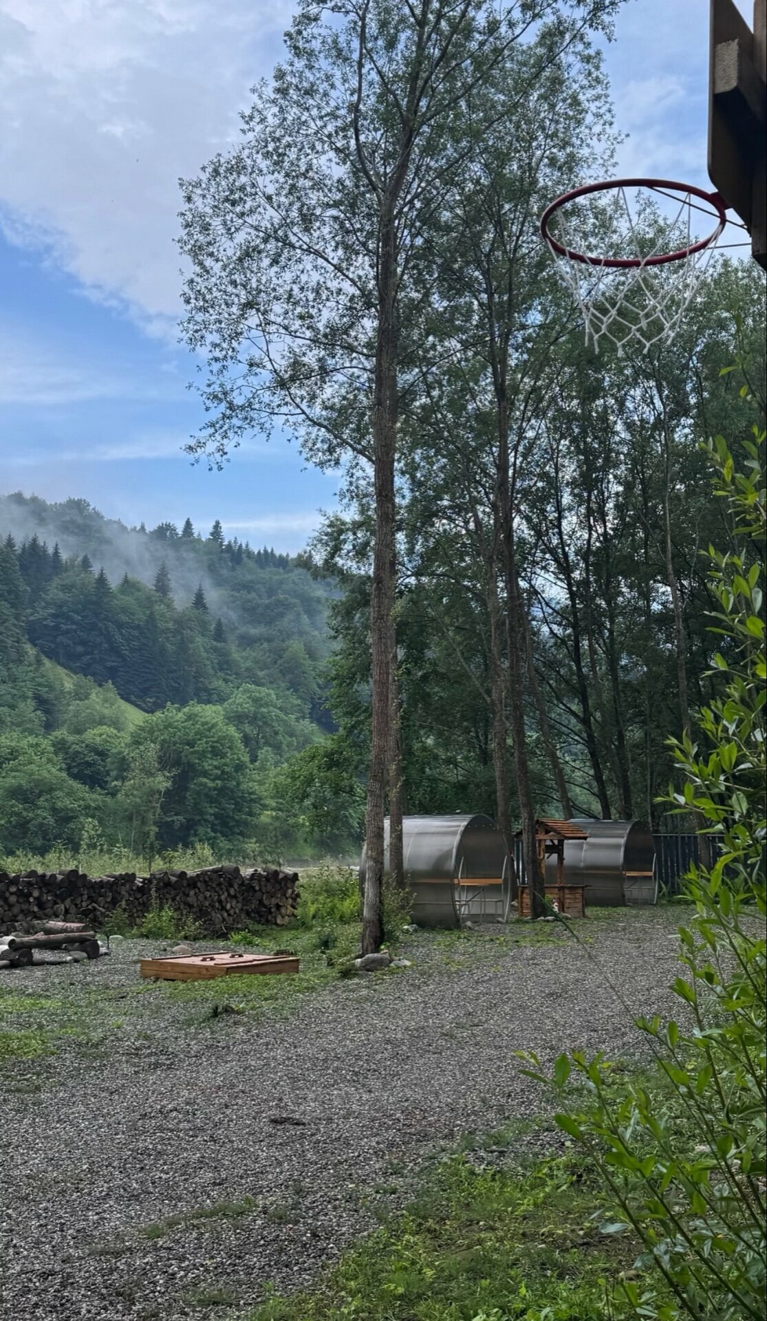 Дом у горной реки