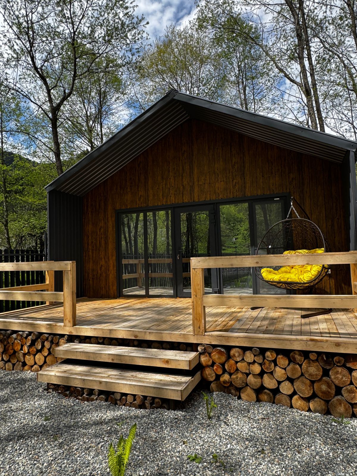 Дом у горной реки