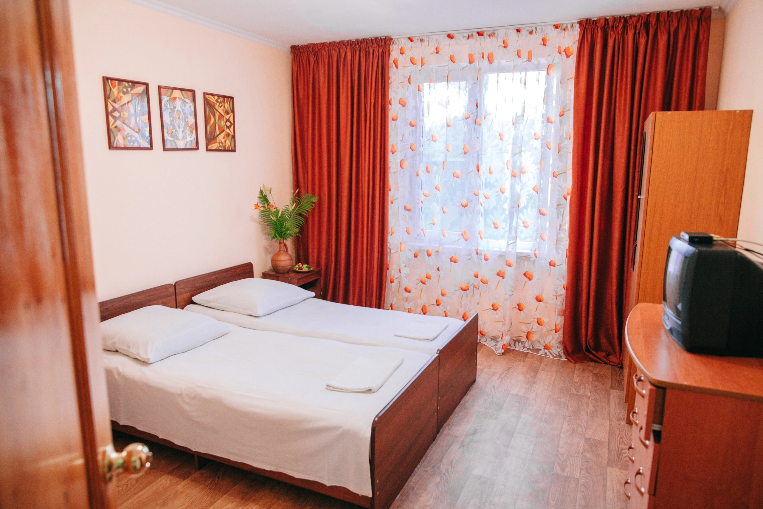 Трехместный номер «Комфорт» с душем