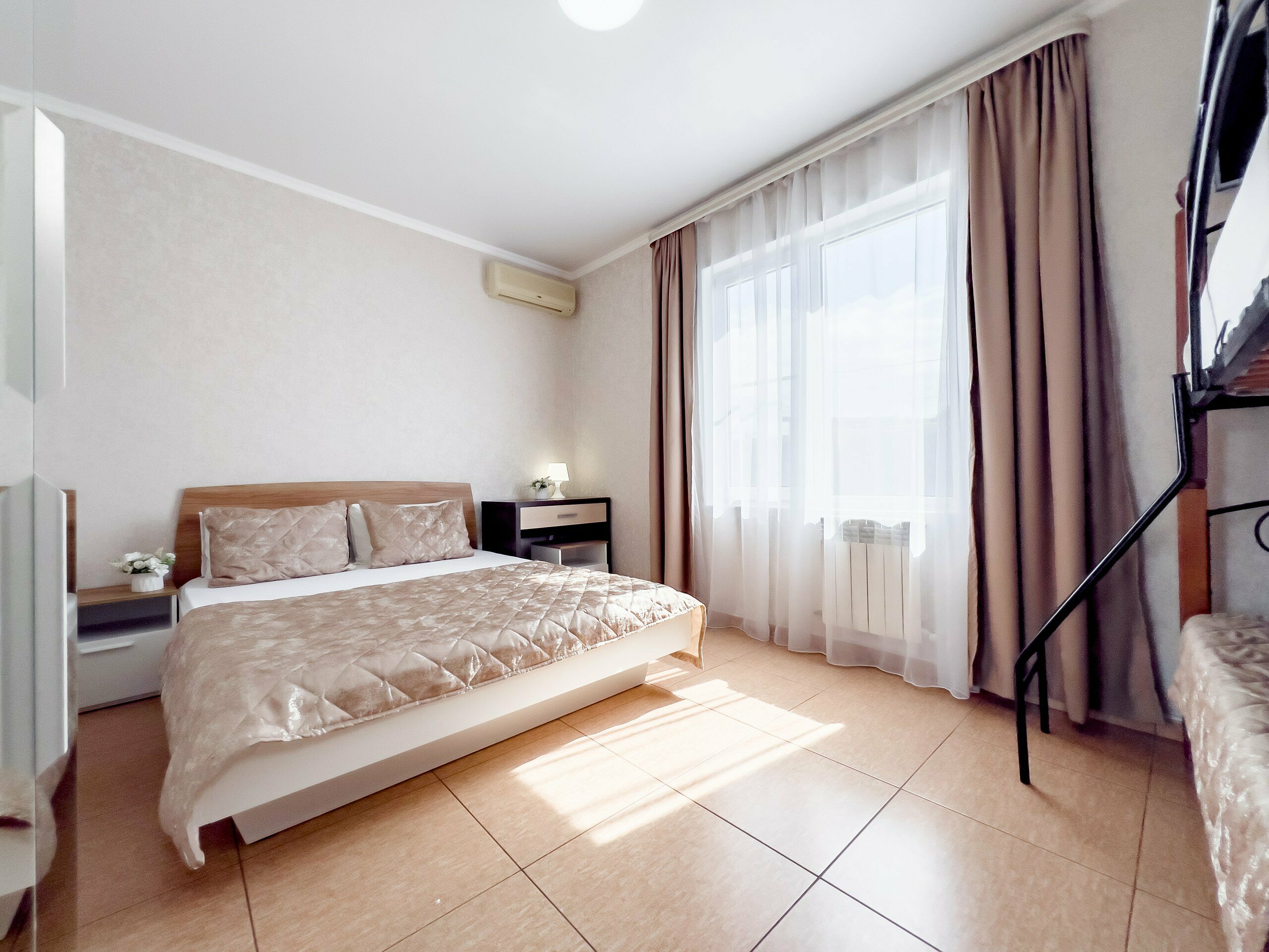 Семейный номер с ванной комнатой на этаже