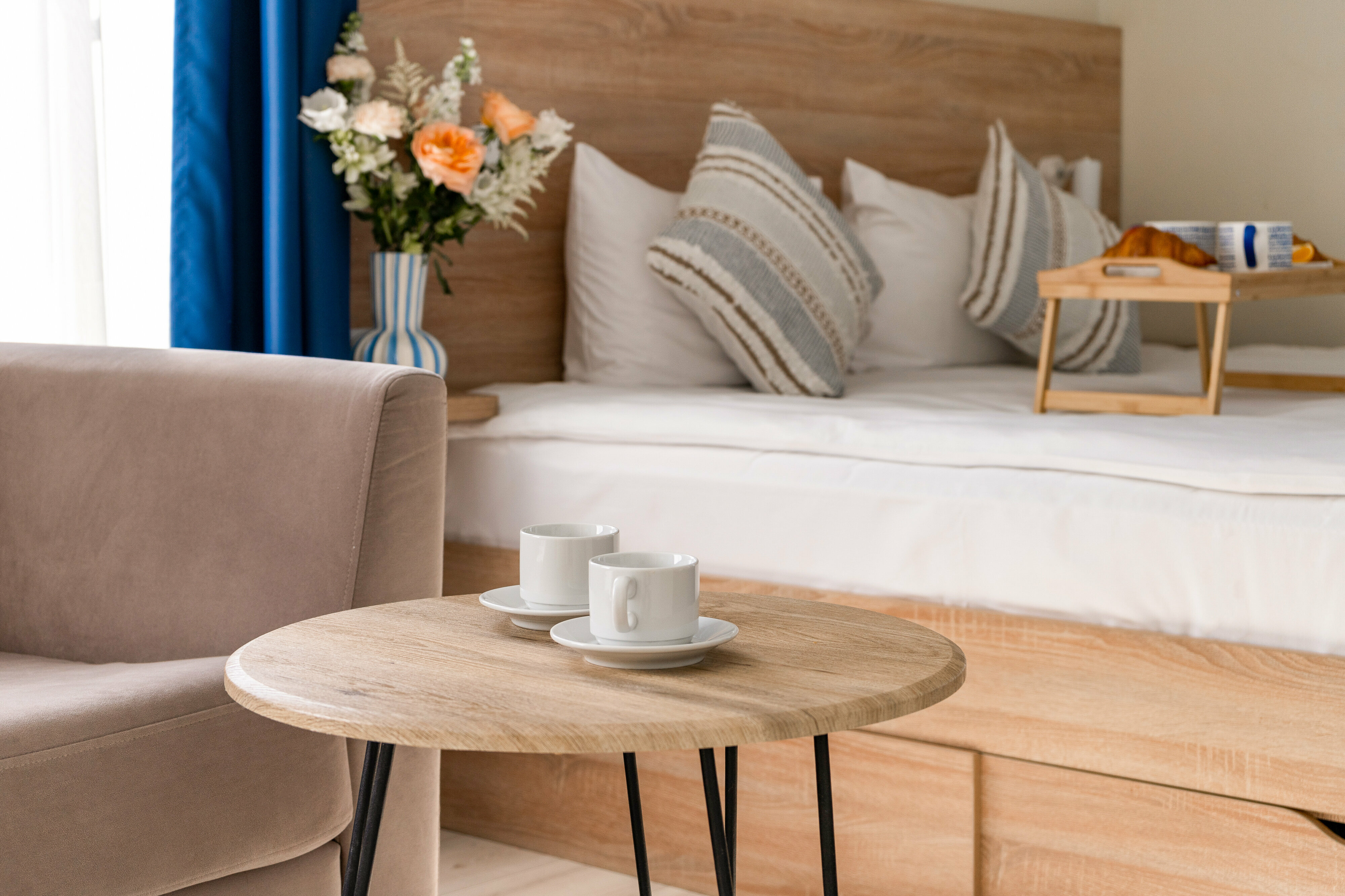 Семейный номер с двуспальной кроватью и диваном