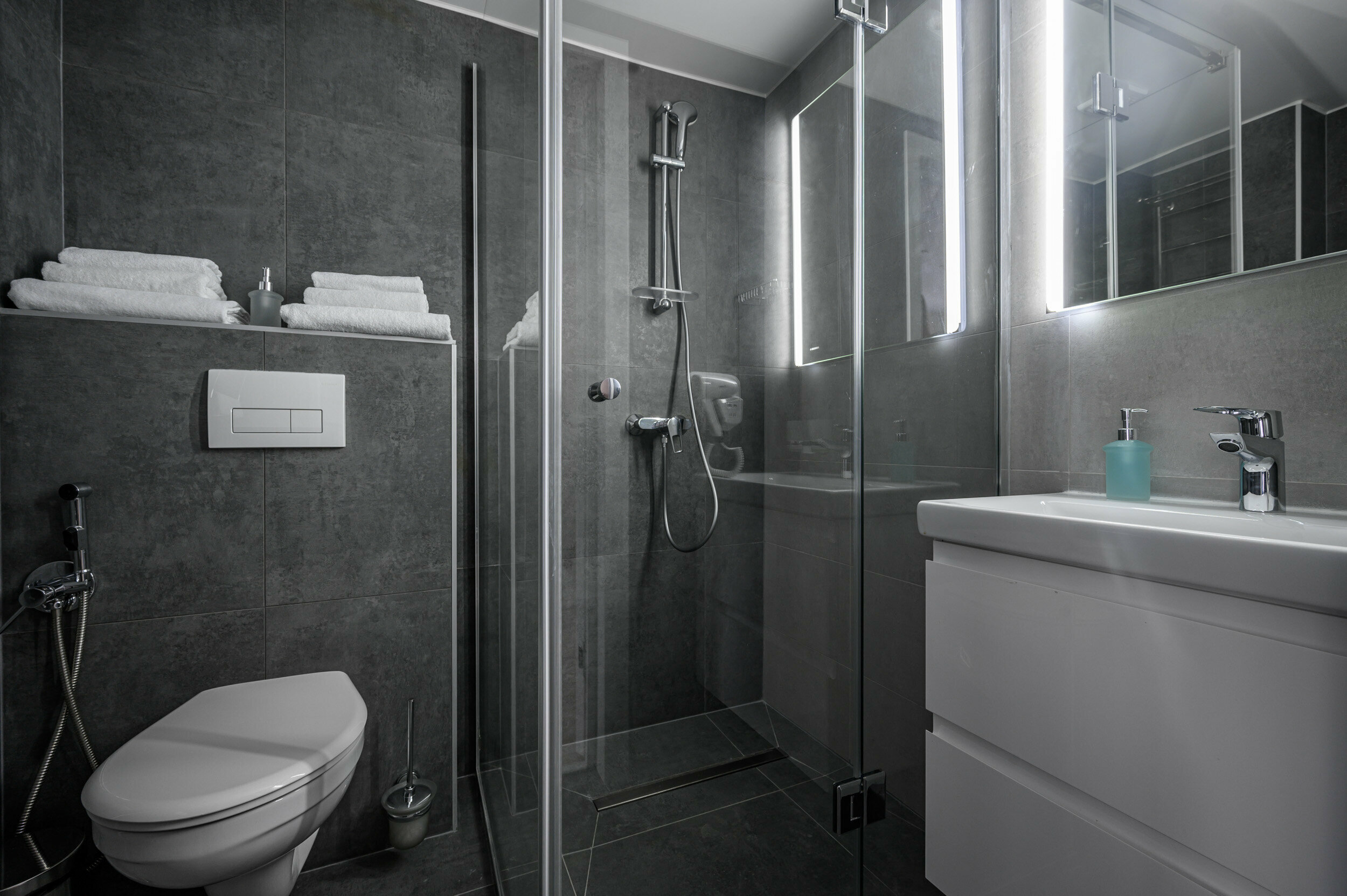 Семейный номер с двуспальной кроватью и диваном