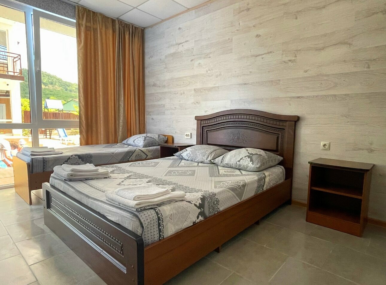 Трехместный номер с видом на бассейн