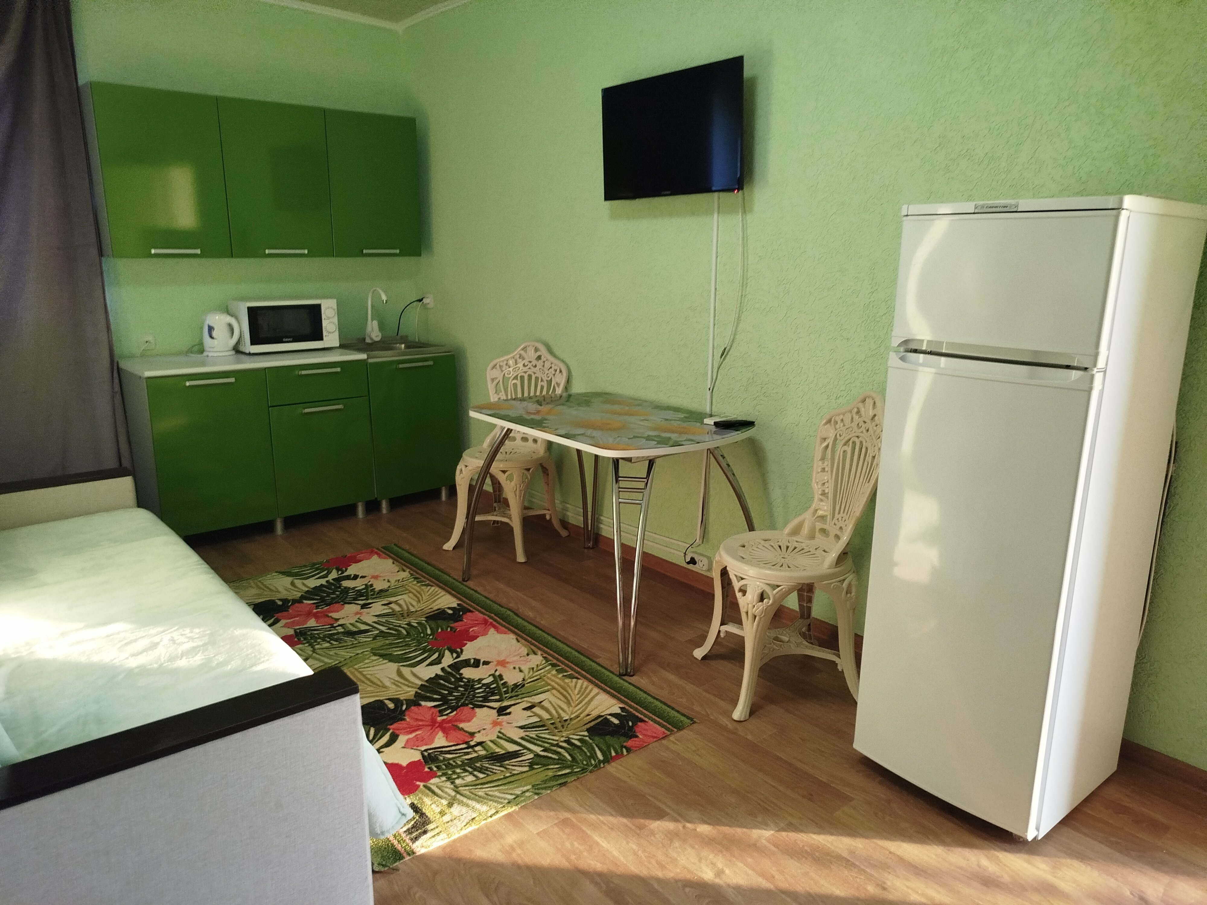 Двухкомнатный пятиместный( имеется своя мини-кухня)