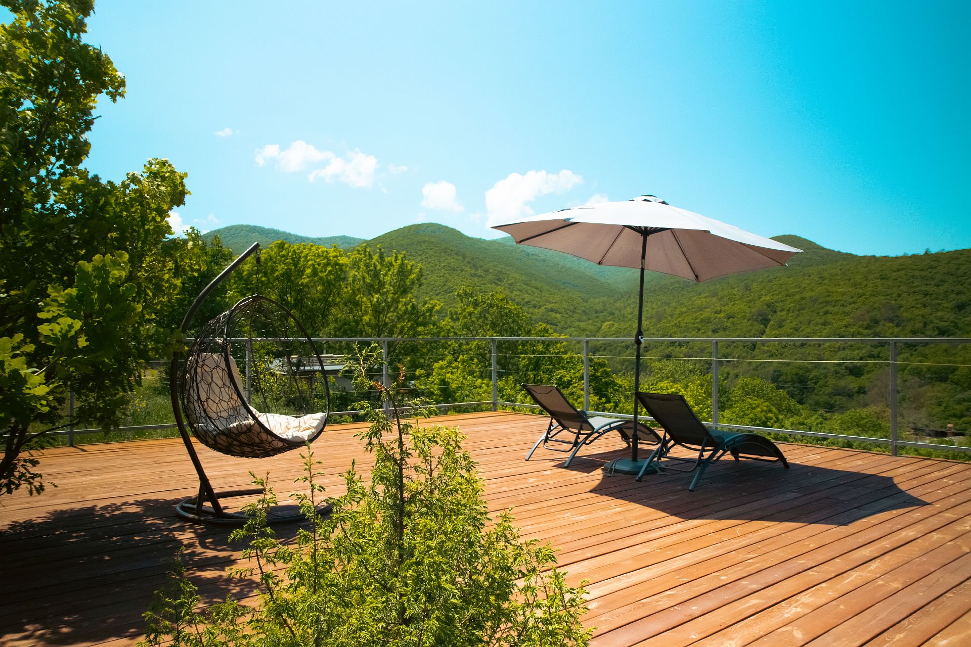 Трехместный номер с видом на горы