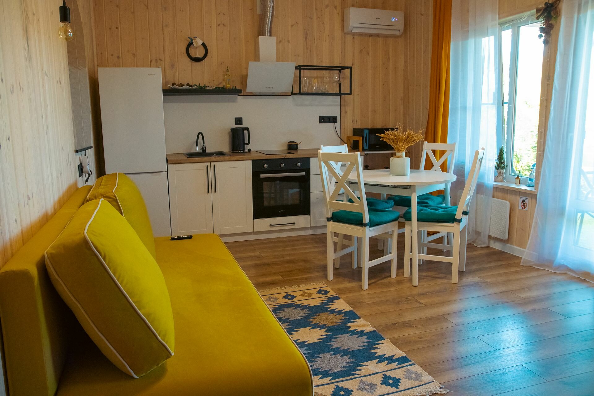 Трехместный номер с видом на горы