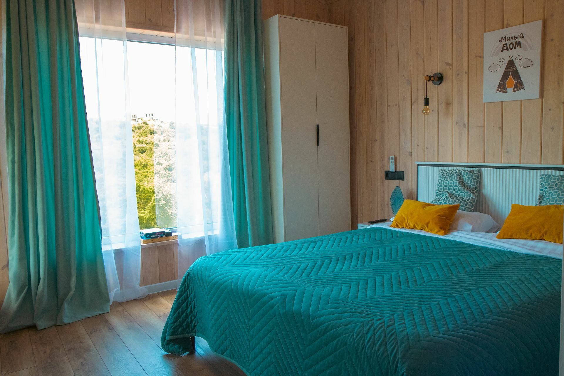 Трехместный номер с видом на горы